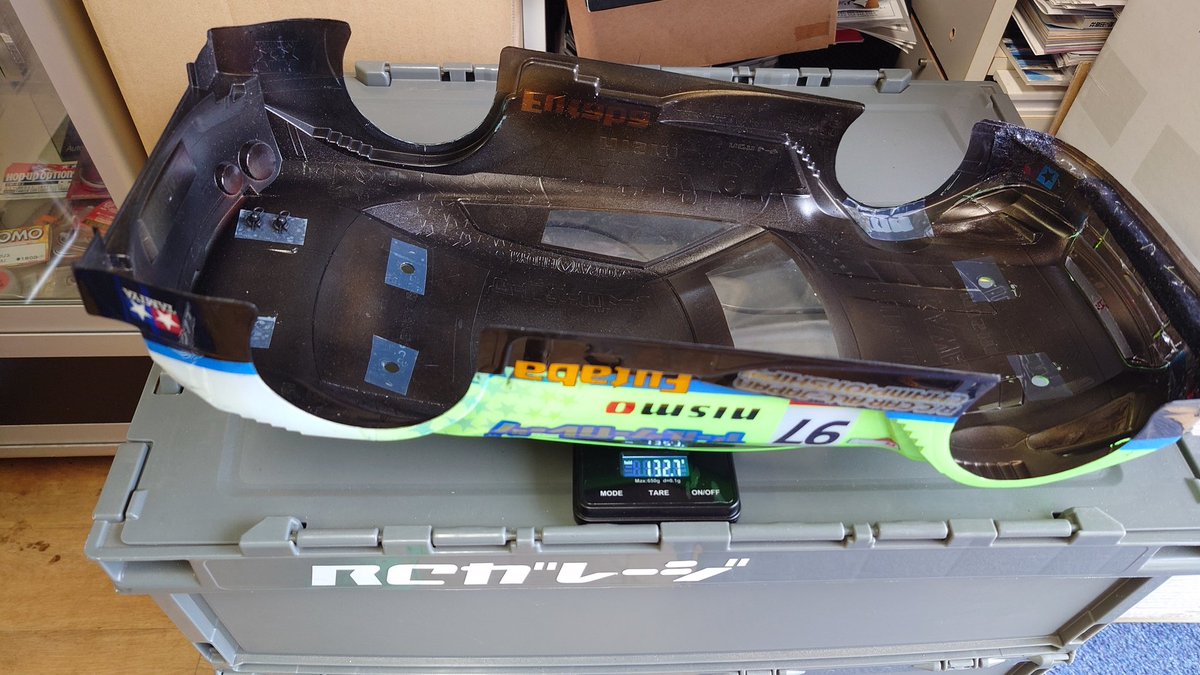rc_garage's tweet photo. 重量の話が出たのでちょっと

同じレギュラーGT-Rで気にしないで塗ったのと意識したのでこの差です
意外と塗料って重いんです
傷防止を貼らなければもう少し軽いです https://t.co/3s8d7D3BHo