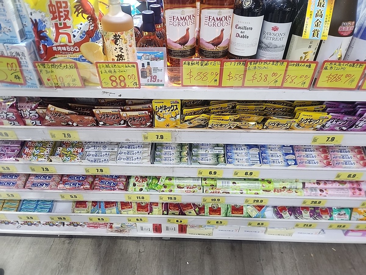 bolderfistoni's tweet photo. お店でわりと日本の売ってるけど値段がドルやから安いか高いか今一つピンと来ない&amp;全部現地の電子マネーで払ってるおかげでいくら買い物してるかあんまり分からん🤔 https://t.co/ALLAENXNQU
