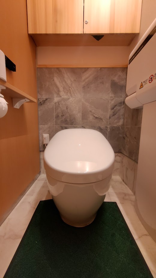 patchi_kwsk's tweet photo. みなさんこれが日本最高峰のトイレ、ネオレストNX様（70万円）でございます。赤坂のコメダで見れるよ♡ https://t.co/3MR3znxc50