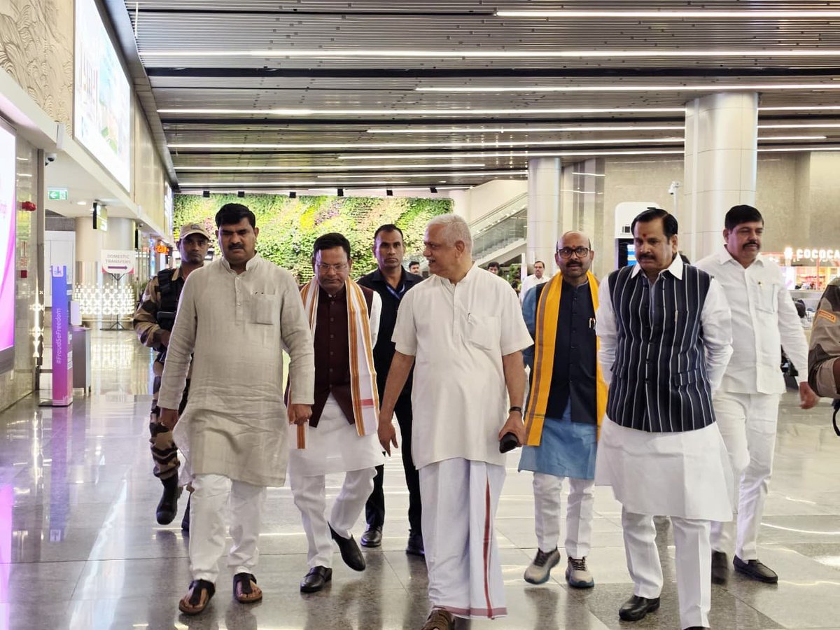 mppchaudhary's tweet photo. लखनऊ एयरपोर्ट पर आज राष्ट्रीय महामंत्री (संगठन) श्री बी.एल. संतोष जी का आत्मीय स्वागत किया।

आपकी ऊर्जावान उपस्थिति और कुशल मार्गदर्शन से संगठन को सदैव एक नई दिशा और शक्ति मिलती है।

#BLSantosh
#UPWITHPANKAJCHAUDHARY

@blsanthosh 
@BJP4UP https://t.co/GzqndQmPsw