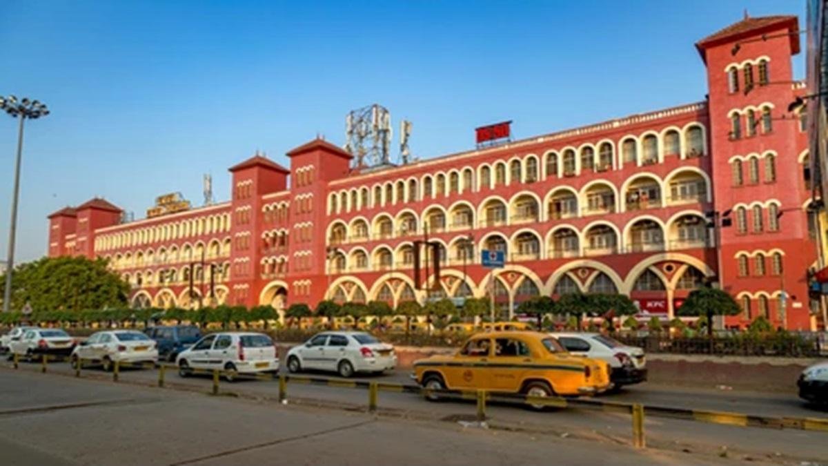 InfraAddaofWB's tweet photo. 🚉 EASTERN RAILWAY PREPARES REDEVELOPMENT BLUEPRINT FOR HOWRAH STATION

Eastern Railway has begun preparing a comprehensive redevelopment plan for Howrah Station, aimed at increasing capacity, easing congestion and modernising passenger facilities while preserving the station's historic architecture.

Key highlights:

🔹 Two new platforms are being added:
• Platform 24 to be commissioned this month.
• Platform 16 expected by the end of the current financial year.
🔹 Multiple platforms in the old complex will be extended to accommodate 22-coach LHB trains, improving operational flexibility.
🔹 A modern multimodal transport system is being planned for the circulating area to streamline traffic and improve passenger access.

🔹 Eastern Railway is also evaluating the possibility of a new terminal near Howrah to reduce congestion and support future expansion.

🔹 A long-term blueprint is being prepared to double Howrah Station's capacity by 2030 while preserving its iconic heritage structure.

🔹 According to the DRM, train punctuality has improved significantly, remaining between 85% and 95% over the past 75 days, with 100% punctuality recorded on June 28.

Howrah Station, one of India's busiest railway terminals with nearly 10 lakh daily passengers, is set for a major transformation while retaining its historic identity.

#Howrah #HowrahStation #EasternRailway #IndianRailways #Infrastructure #WestBengal #Railways