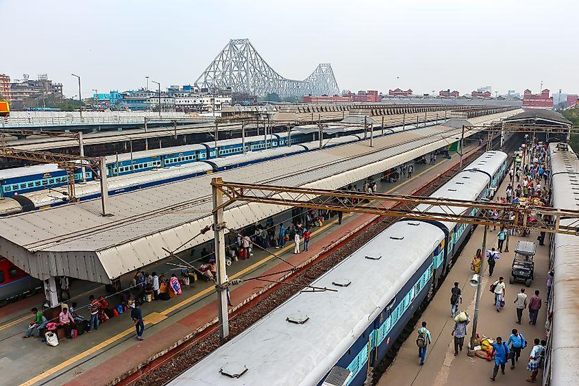 InfraAddaofWB's tweet photo. 🚉 EASTERN RAILWAY PREPARES REDEVELOPMENT BLUEPRINT FOR HOWRAH STATION

Eastern Railway has begun preparing a comprehensive redevelopment plan for Howrah Station, aimed at increasing capacity, easing congestion and modernising passenger facilities while preserving the station's historic architecture.

Key highlights:

🔹 Two new platforms are being added:
• Platform 24 to be commissioned this month.
• Platform 16 expected by the end of the current financial year.
🔹 Multiple platforms in the old complex will be extended to accommodate 22-coach LHB trains, improving operational flexibility.
🔹 A modern multimodal transport system is being planned for the circulating area to streamline traffic and improve passenger access.

🔹 Eastern Railway is also evaluating the possibility of a new terminal near Howrah to reduce congestion and support future expansion.

🔹 A long-term blueprint is being prepared to double Howrah Station's capacity by 2030 while preserving its iconic heritage structure.

🔹 According to the DRM, train punctuality has improved significantly, remaining between 85% and 95% over the past 75 days, with 100% punctuality recorded on June 28.

Howrah Station, one of India's busiest railway terminals with nearly 10 lakh daily passengers, is set for a major transformation while retaining its historic identity.

#Howrah #HowrahStation #EasternRailway #IndianRailways #Infrastructure #WestBengal #Railways