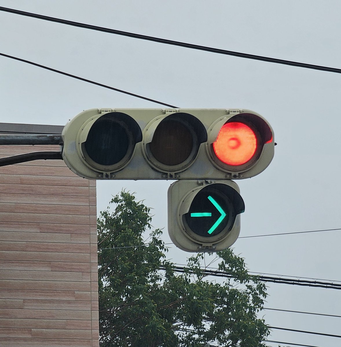 兵庫県尼崎市、大物駅近くのΦ250mm矢印の現存を確認！(2025/7/4撮影