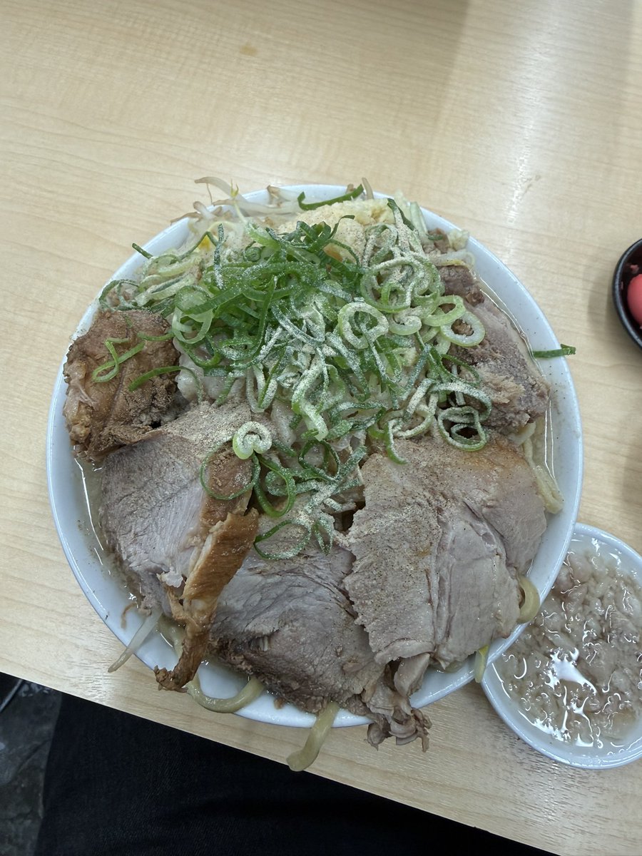 wolfgang1744's tweet photo. ラーメン荘おもしろい方へ池田店　豚塩ラーメン400🧀紅うずら塩うずら🧅🧄野菜アブラ　周年限定食べに久々此方へ😀マイルドでありつつ塩ダレのキレが旨味を更に引き出す絶品スープで食べるゴワプリ麺が凄く美味すぎる😋ホワイトペッパー塩アブラも相性抜群😁5周年おめでとう御座います🎊ごちそうさま😆 https://t.co/ytUzluddpo