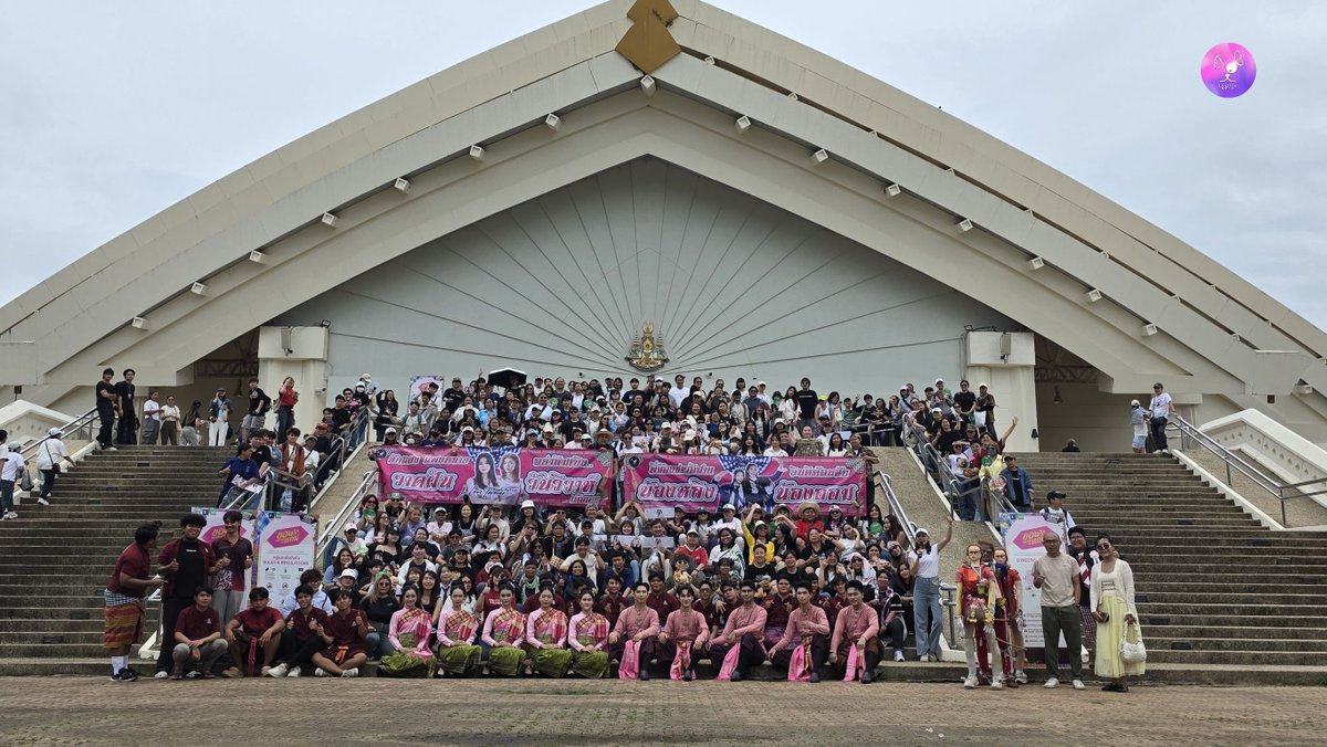 LingOrm_BH's tweet photo. ขอบคุณพ่อแม่พี่น้องที่มาฟ้อน มาม่วนนำกันจนลานสะเทือน เห็นรอยยิ้ม เห็นเสียงหัวเราะ เห็นทุกคนมีความสุขกะใจฟูนำหลาย แล้วมาพ้อกันใหม่ มาเก็บความทรงจำดี ๆ นำกันอีกเด้อออ 💜💃🤣

#LINGORMThailandFMTour 
#KhonKaen #ขอนแก่น 
#หลิงออม #LingOrm https://t.co/yEQbaG9Rql