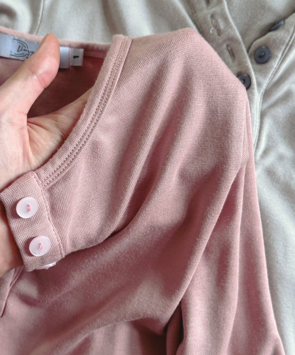 zeantoeiza's tweet photo. ขอแนะนำเสื้อแขนยาวของร้านนี้ คือใส่สบายมากกกกกกกก ผ้าดี ใส่แล้วไม่ร้อนแต่นั่งอยู่ในห้องแอร์ไม่หนาวเกิน ตรงกระดุมติดได้จริงทุกเม็ดไม่ใช่กระดุมหลอก ราคาดี ซักอบก็ไม่หด ผ้ายับยากด้วย https://t.co/TEnUjO62FT