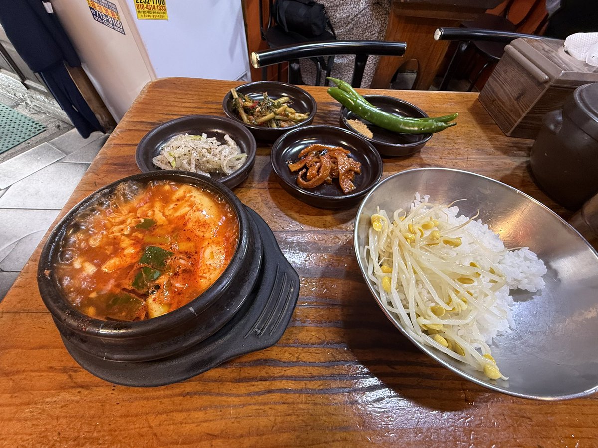 NAMYNAMYNAMI's tweet photo. 朝はホテル近くで豆腐チゲ。ご飯はビビンパにしていただきこれで8000ウォンはありがたい😋 https://t.co/IoMwy9mTFV