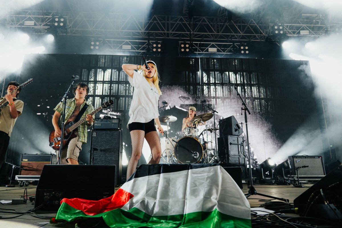 JensHaagen's tweet photo. "Lad os få en fucking ende på det her folkemord. Gør alt, hvad I kan. Boykot Israel, boykot Amerika, befri Palæstina"...
...sagde 'Pistol pistol pistol' på årets Roskilde festival, hvad der havde samme virkning på en vis LA'er som en rød klud har på en tyr. ❤️🇵🇸✌️
#rf26 #dkpol https://t.co/eD1jxGUqne