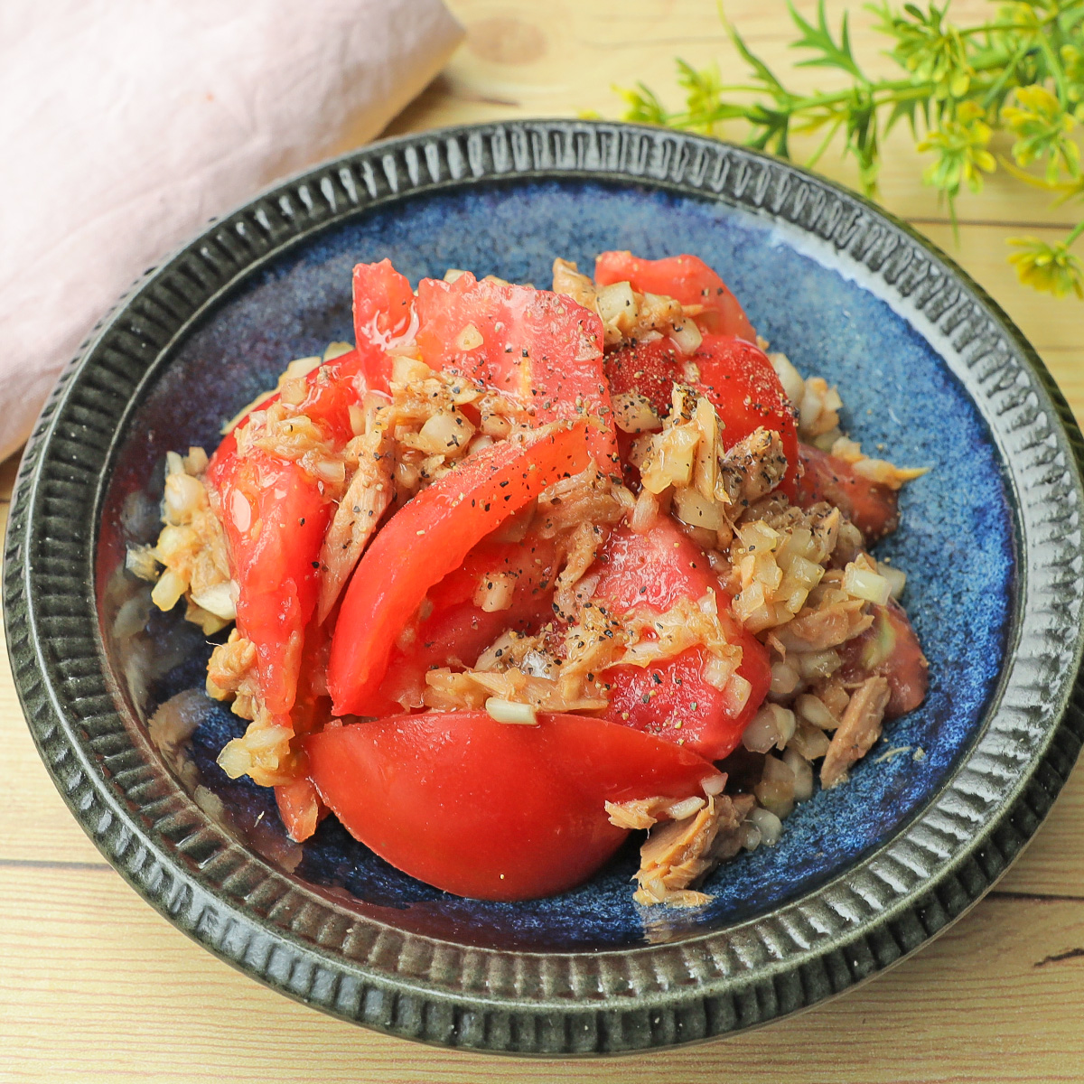 TastyJapan's tweet photo. 【ウチではコレ作るためにトマト買ってます】「冷蔵庫に常備すべき」「暑い日に食べたい」切って和えるだけの簡単副菜4選🍅

みずみずしくて甘酸っぱいトマトは、暑い日のおかずや副菜にぴったり👍
切って和えるだけの簡単レシピを4つをまとめました。食欲をそそる絶品アレンジです😋

詳しくはリプ欄を見てね👇