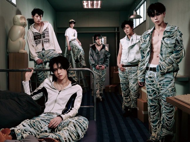LeJournalHQ's tweet photo. Rookie boy group DAILY:DIRECTION is making their first comeback on July 13 with their 2nd single MONKEY MODE.

The album features two tracks, with "DOWN WITH IT" confirmed as the title track alongside "TRAPPED." Fans also got a closer look at the group's unique "Monkey Device" concept through interactive teaser content and a new tracklist reveal.

New concept photos showcase a darker, bolder image, hinting at a more mature side of the group. MONKEY MODE tells the story of embracing imperfections and finding confidence while staying true to yourself.

https://t.co/60j7qyeFQN