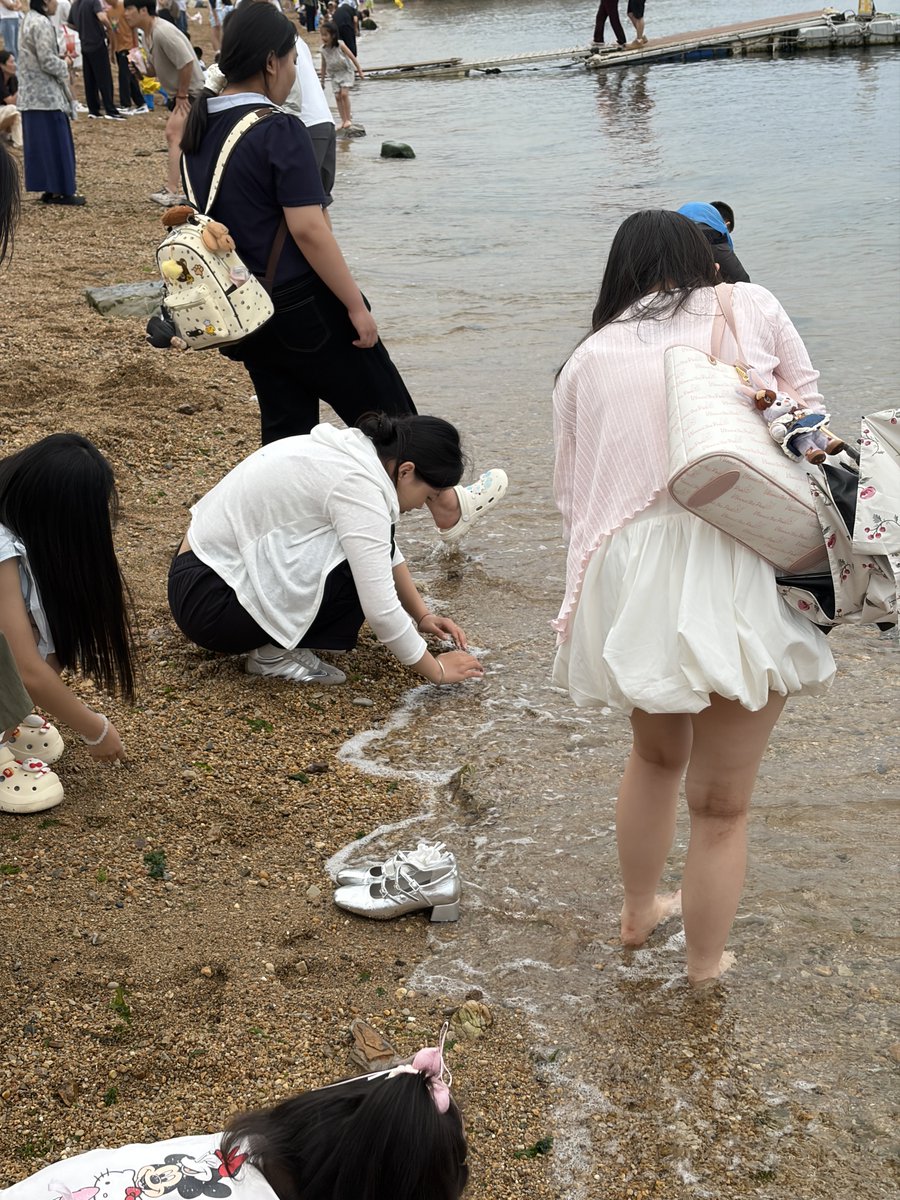 hubing716922291's tweet photo. #海边 #顺袜 #原味 #扫楼  #恋足 
【海边原创】漂亮小姐姐的公主袜咋都这么酸啊，我说怎么某🍠上说女生jio 红酸黄臭，原来是真的，尤其是袜尖发黄的地方真酸啊
海边顺袜part 16 https://t.co/AdmkSZ3ElV
