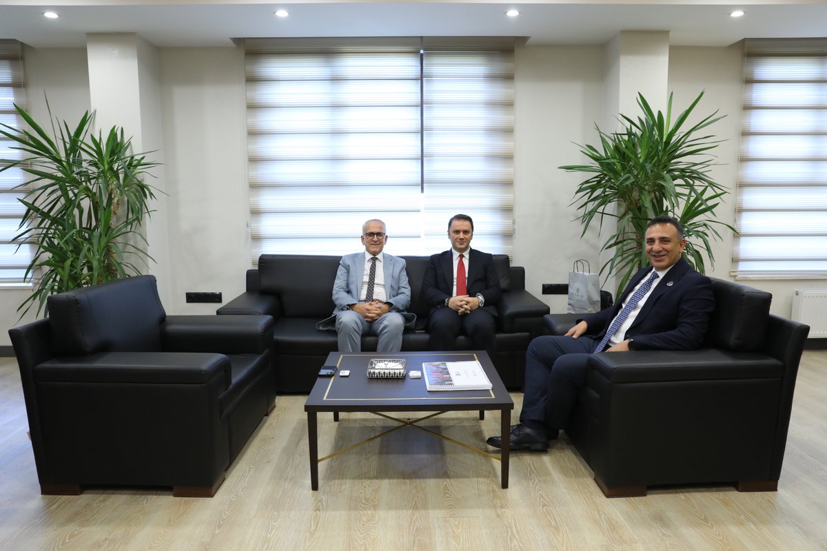TC_iklim's tweet photo. İklim Değişikliği Başkanı Prof. Dr. Halil Hasar, AK Parti Dış İlişkiler Başkan Yardımcısı ve Yapay Zeka Ekosistemi Derneği Başkan Yardımcısı Levent Ali Yıldız ile Gazi Üniversitesi Bilgisayar Mühendisliği Bölümü Öğretim Üyesi ve IEEE Türkiye Blokzincir Çalışma Grubu Başkanı ve Yapay Zeka Ekosistemi Derneği Başkanı Prof. Dr. Şeref Sağıroğlu’nu makamında ağırladı.

Gerçekleşen görüşmede; COP31 sürecine dair değerlendirmeler yapıldı. Toplantının odak noktasını ise yapay zekâ teknolojilerinin iklim değişikliğiyle mücadele ve veri odaklı sürdürülebilirlik çözümlerine entegrasyonu, COP31 kapsamında düzenlenecek olan IEEE Global ClimateChain Hackhaton ile COP31 de yapılacak olan Yapay Zeka Paneli oluşturdu.

Başkan Hasar, nazik ziyaretleri için konuklarına teşekkürlerini iletti.