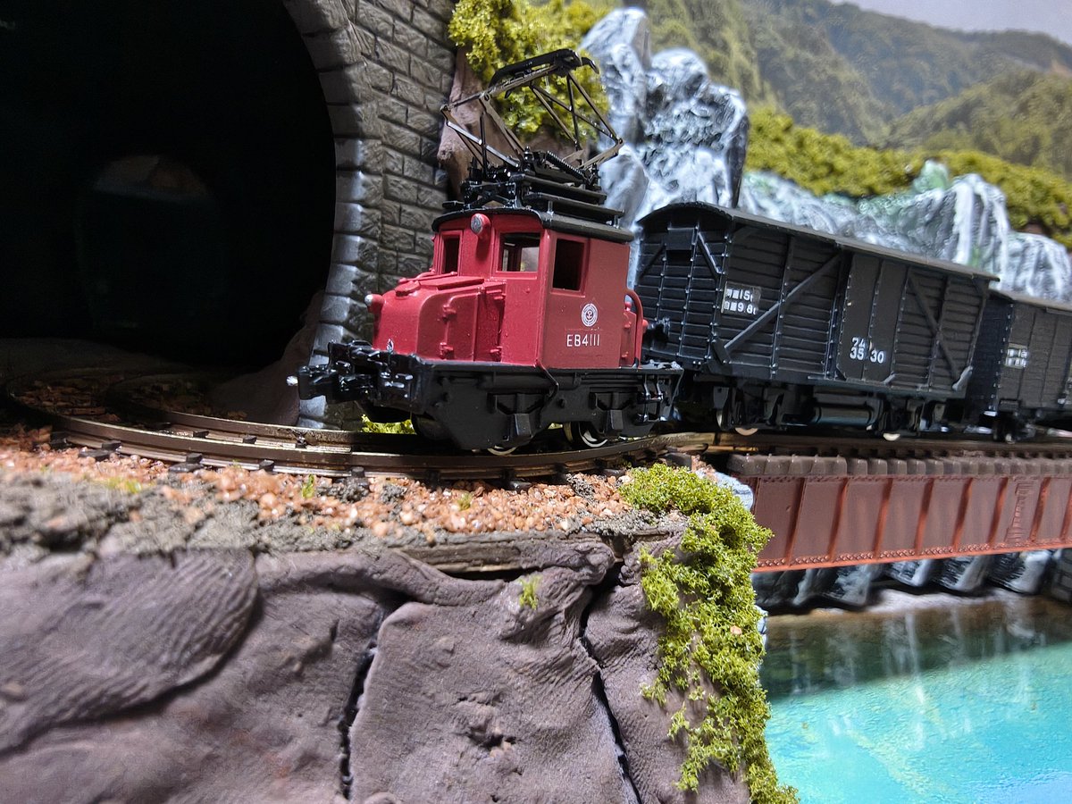 takutaku1965's tweet photo. プレストの上田丸子電鉄EB4111 完成。ワールド工芸のそれは、機関車走ったんだな。下回り交換も考えたが、これはゆ〜れい動力でいいか。よく走るし。 https://t.co/iJB6mC6Fbx