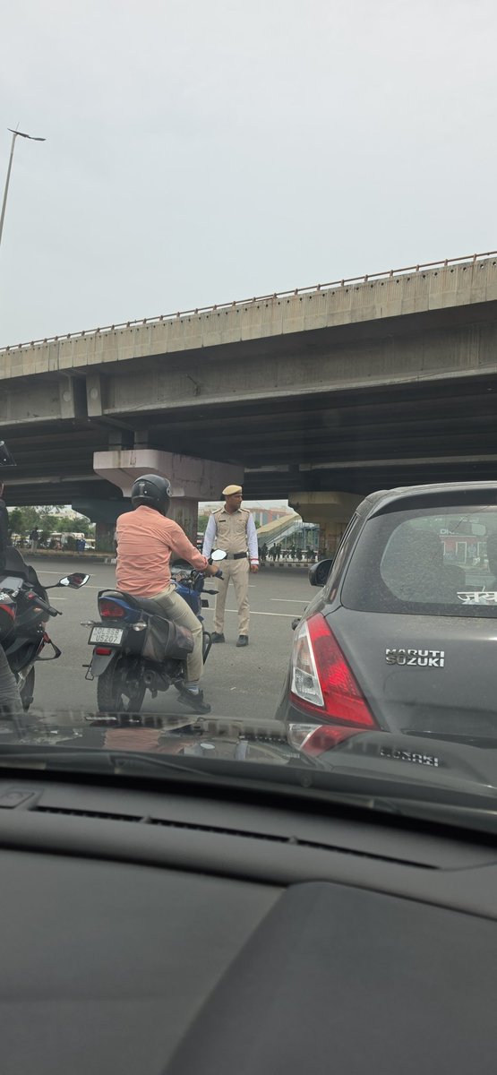 Jazneeet's tweet photo. Unnecessarily traffic stopped for last 10 mins for what reason ..it is NOT KNOWN. Why do we have to bear this wastage of time on unnecessary waits. The whole SoHNA Road will be now jam packed till Vatika Chawk. @FMCENTER @PMOIndia https://t.co/p2E8O6VGbt