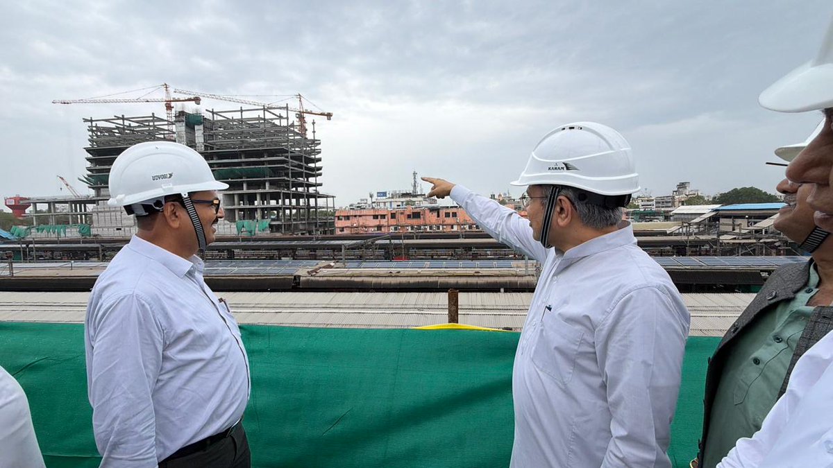 RailMinIndia's tweet photo. Hon'ble Minister for Railways Shri @AshwiniVaishnaw inspected the Amdavad Railway Station redevelopment site in Gujarat and reviewed the work progress. 
#RailInfra4Gujarat https://t.co/jqwLys7esY