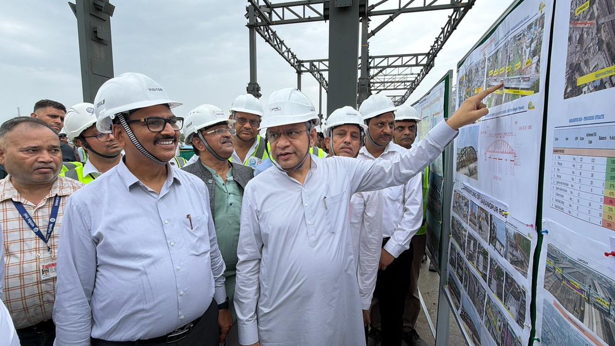 RailMinIndia's tweet photo. Hon'ble Minister for Railways Shri @AshwiniVaishnaw inspected the Amdavad Railway Station redevelopment site in Gujarat and reviewed the work progress. 
#RailInfra4Gujarat https://t.co/jqwLys7esY