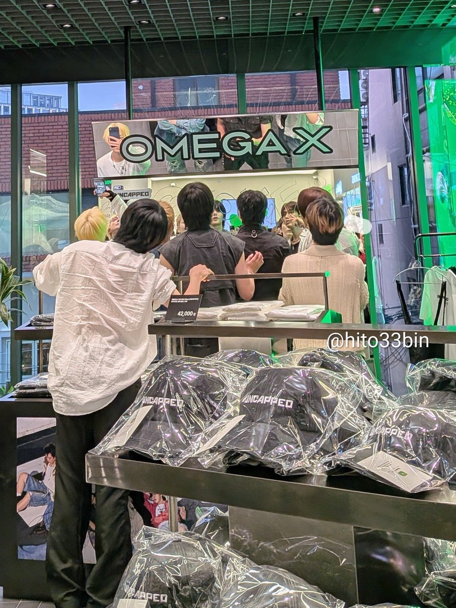 hito33bin's tweet photo. OMEGA X 4th Mini Album [𝑼𝑵𝑪𝑨𝑷𝑷𝑬𝑫] 발매 기념 OLIVEYOUNG OFFLINE STORE 깜짝 방문😍

스토어가 정말 예쁘게 꾸며져 있어서 
멋졌어요.😍
#OMEGA_X #オメガエックス
#오메가엑스 
#세빈 #SEBIN #セビン https://t.co/y5VpUsTiiH