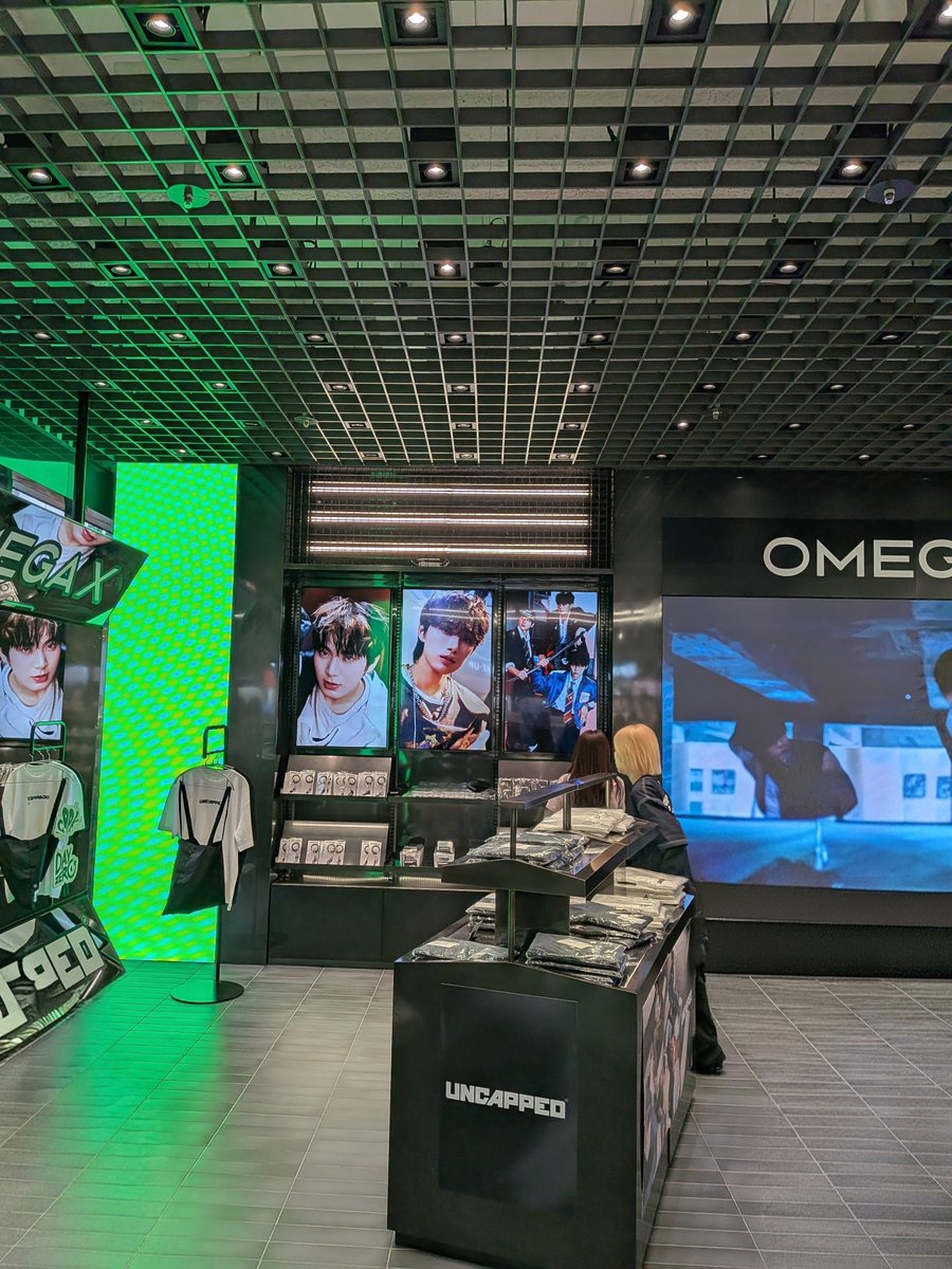 hito33bin's tweet photo. OMEGA X 4th Mini Album [𝑼𝑵𝑪𝑨𝑷𝑷𝑬𝑫] 발매 기념 OLIVEYOUNG OFFLINE STORE 깜짝 방문😍

스토어가 정말 예쁘게 꾸며져 있어서 
멋졌어요.😍
#OMEGA_X #オメガエックス
#오메가엑스 
#세빈 #SEBIN #セビン https://t.co/y5VpUsTiiH