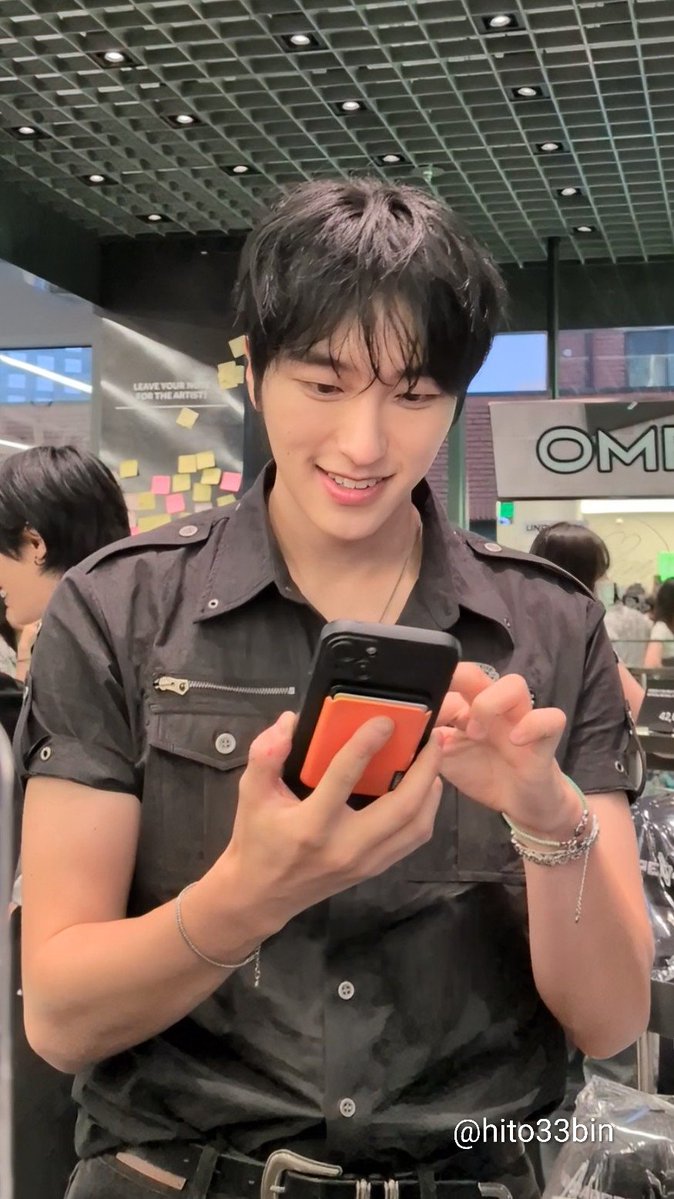 hito33bin's tweet photo. OMEGA X 4th Mini Album [𝑼𝑵𝑪𝑨𝑷𝑷𝑬𝑫] 발매 기념 OLIVEYOUNG OFFLINE STORE 깜짝 방문😍

스토어가 정말 예쁘게 꾸며져 있어서 
멋졌어요.😍
#OMEGA_X #オメガエックス
#오메가엑스 
#세빈 #SEBIN #セビン https://t.co/y5VpUsTiiH