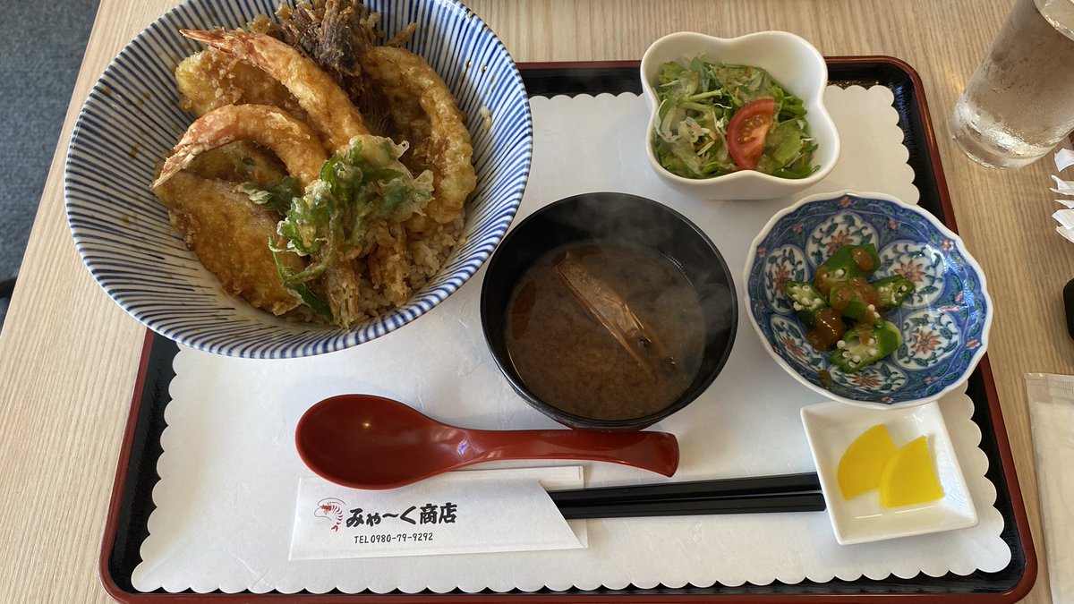 gurumedeka's tweet photo. ユートピアファームでマンゴーかき氷を戴き、ランチはオリンピックメダリストの森末慎二さんの天丼屋さんへ。
とても美味しい天丼でした😋
写真中央が森末さんです。
とても優しくもてなして頂きました✨

#宮古島グルメ #ユートピアファーム #みゃ～く商店 #宮古島観光 https://t.co/cEsZTVmPwm