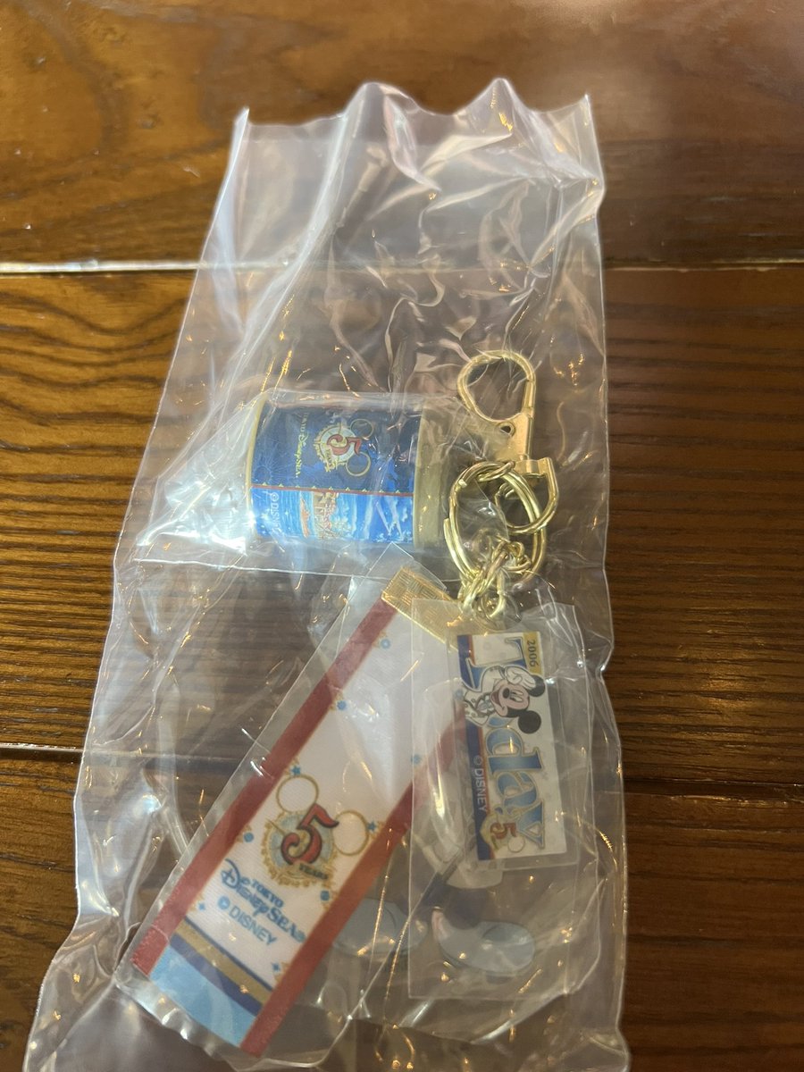 katsu0110's tweet photo. ディズニーシー

スーベニアコースター
譲:チップ&amp;デール
求:ドナルド&amp;デイジー

カプセルトイ
譲:5周年
求:10周年

本日閉園までいますので手渡し可能です。

よろしくお願いします。 https://t.co/n6MVBfNtkP