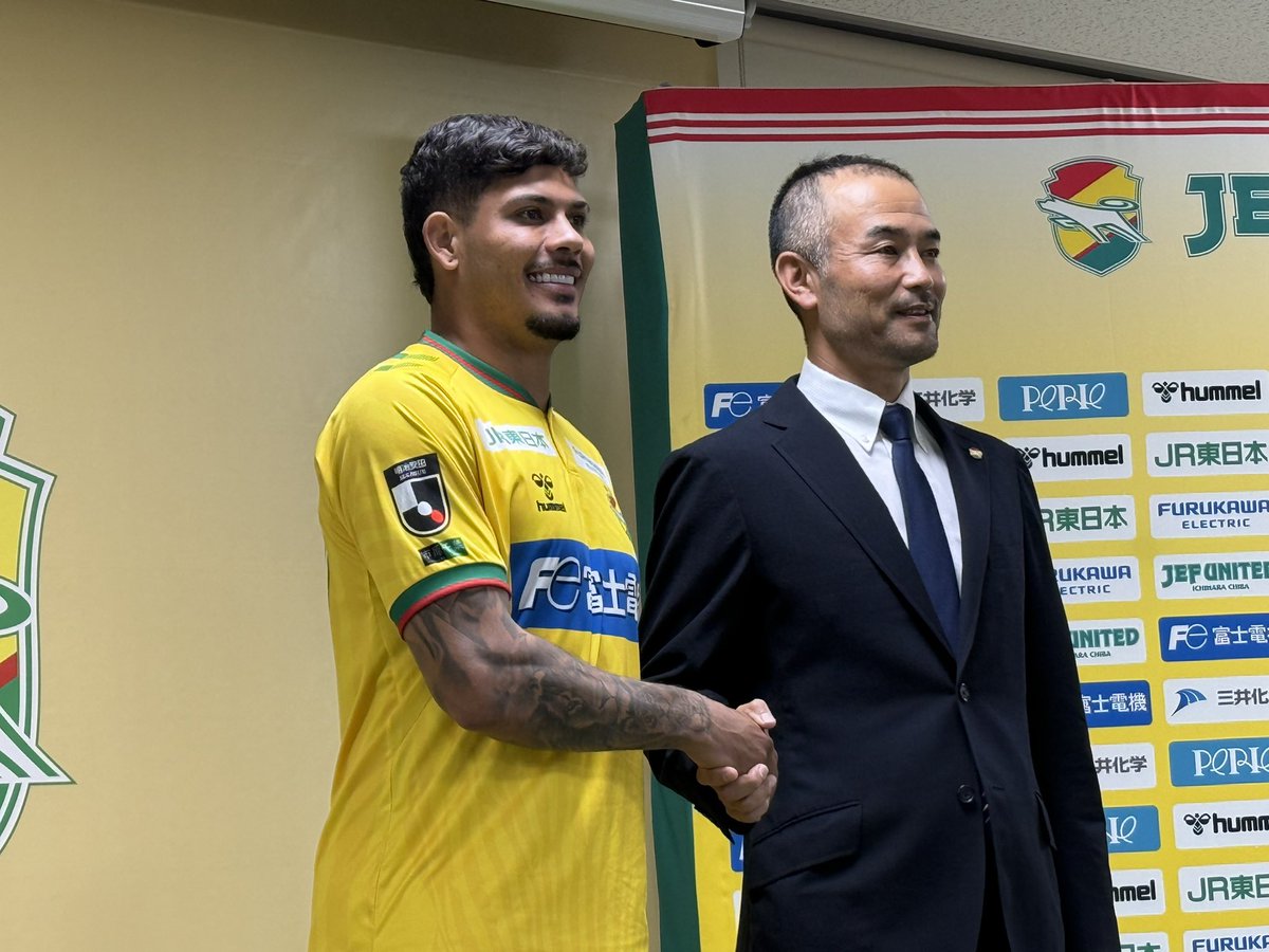 hochi_football's tweet photo. #千葉

千葉トップチーム 新体制発表会見🟡🟢

①新ファンクラブ名称「 DAWGS」
②新ユニホームお披露目
③島田代表取締役、大久保TD、小林監督会見
④新加入選手会見 FWエリソン(DFホール、14時半発表FWホシャは来日前とのこと)

#スポーツ報知 https://t.co/0PkWaCrhKl
