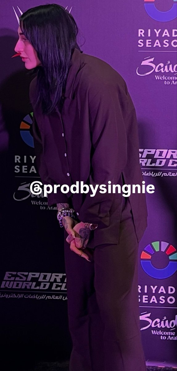 prodbysingnie's tweet photo. واحد من الاسباب الي حولتني لبوكمي
ريا وهي منزله نفسها كذا عشان تسمعني
يمممممه بنات وربي ماكنت ادري فيه لون اصفر بعيونها لين قربت مني كذا اول مره اشوف لون عيونها بالدقه ذي وتناظر بعيوني بغيت ام^وت https://t.co/s1TlcpZvbR