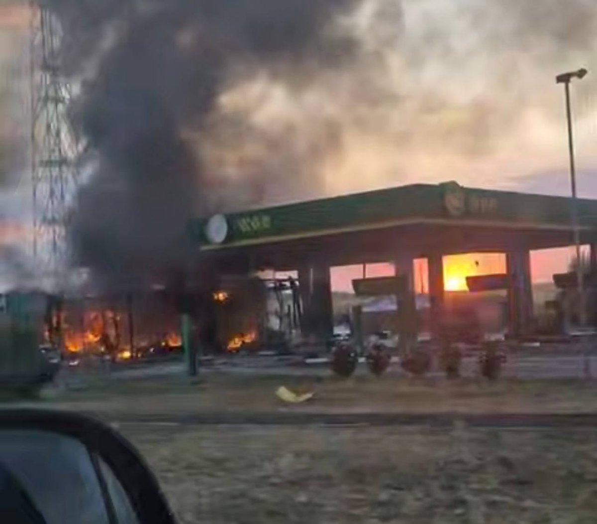 DOGDEGA's tweet photo. 🇷🇺💥🇺🇦 Rusia destruye metódicamente toda estación de combustible que se encuentre en territorio Ucraniano,no se detendrá hasta dejar  al régimen de Zelenski sin combustible..
Se vienen días difíciles para los Ucranianos.🤔 https://t.co/LMKIRprcgX