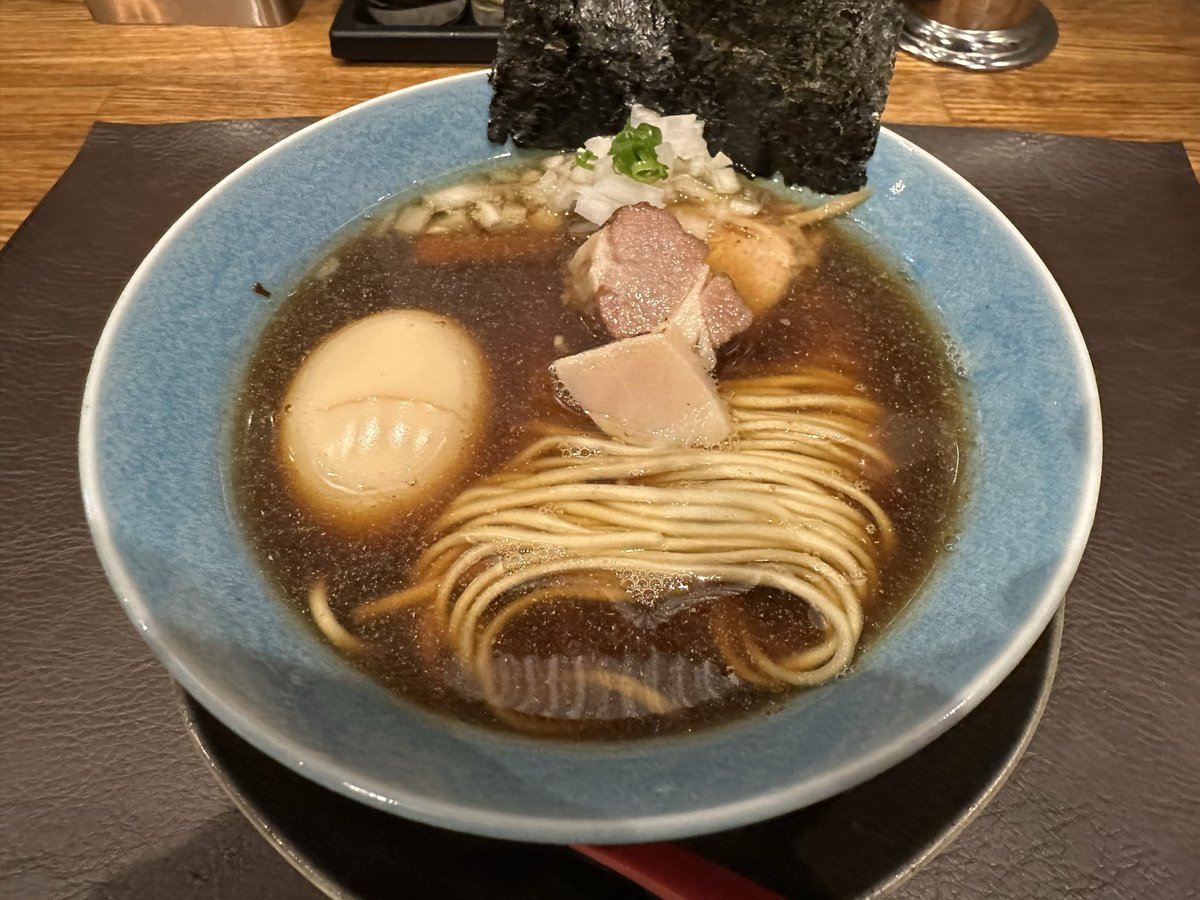 tkntsyk1969's tweet photo. 麺処青野＠寄居
 
煮干しそば～イカ煮干ブレンデット+味玉
 
週の途中からイカ煮干が気になって此方へ✨
綺麗なブラウン色のスープは、イカ煮干の香りに魚の煮干の風味と旨味、醤油とのバランスが良く凄く旨い😆翌々味わうと煮干の上品な苦味の奥にある微かな甘みが心地良い🥰
ご馳走様でした😊 https://t.co/IY34x3xPlo