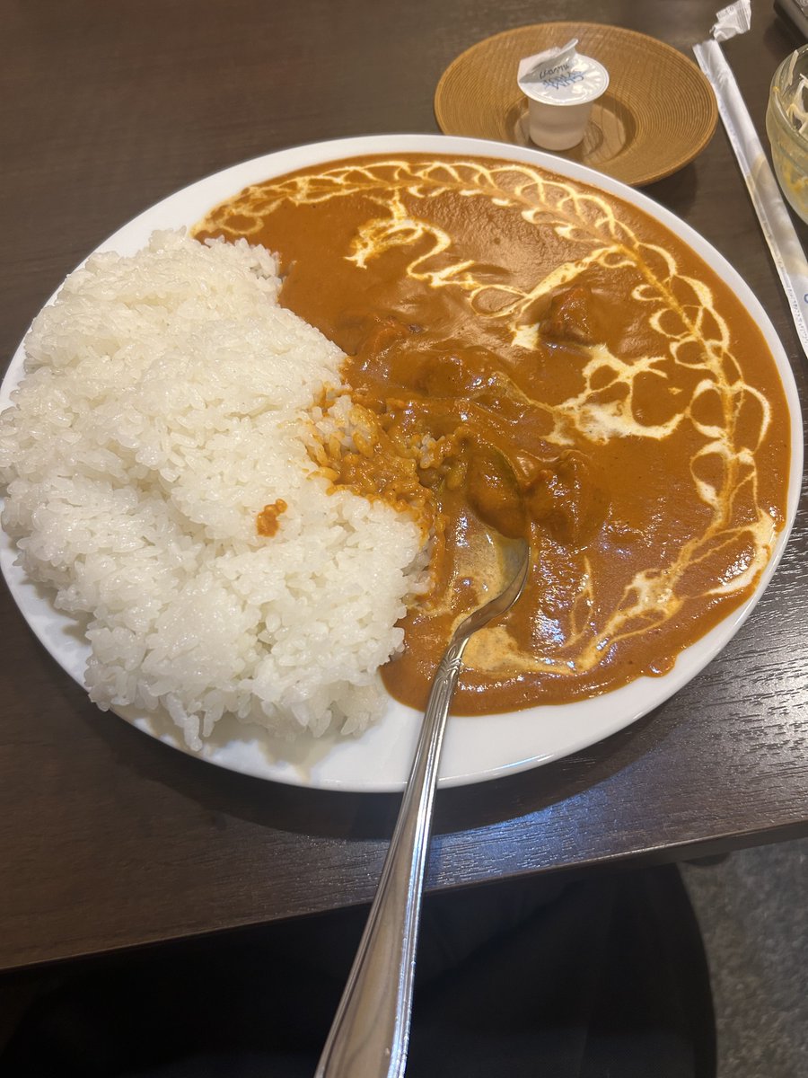 mspn_07's tweet photo. プライベートで仲良くさせていただいている女性とインドカレーに来たら、大食いチャレンジをさせられている。

先に言っておくけど絶対に全部食べれない。 https://t.co/KrUIJTUQ2N