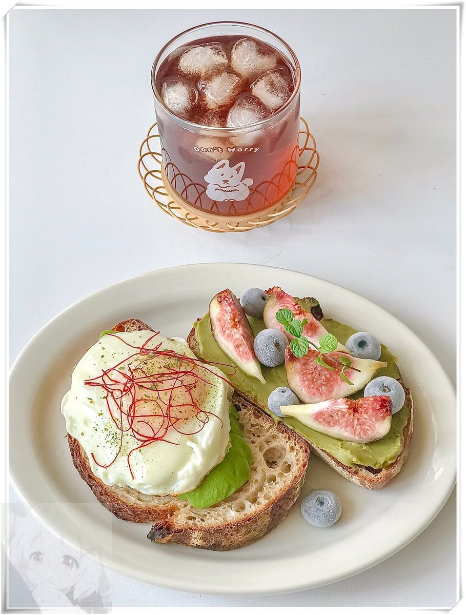 IngeManteuot's tweet photo. Just had the perfect quick lunch: creamy avocado toast with a sprinkle of black sesame and a side of iced tea. Simple, fresh, and so satisfying. https://t.co/5mHdV2z4Pu