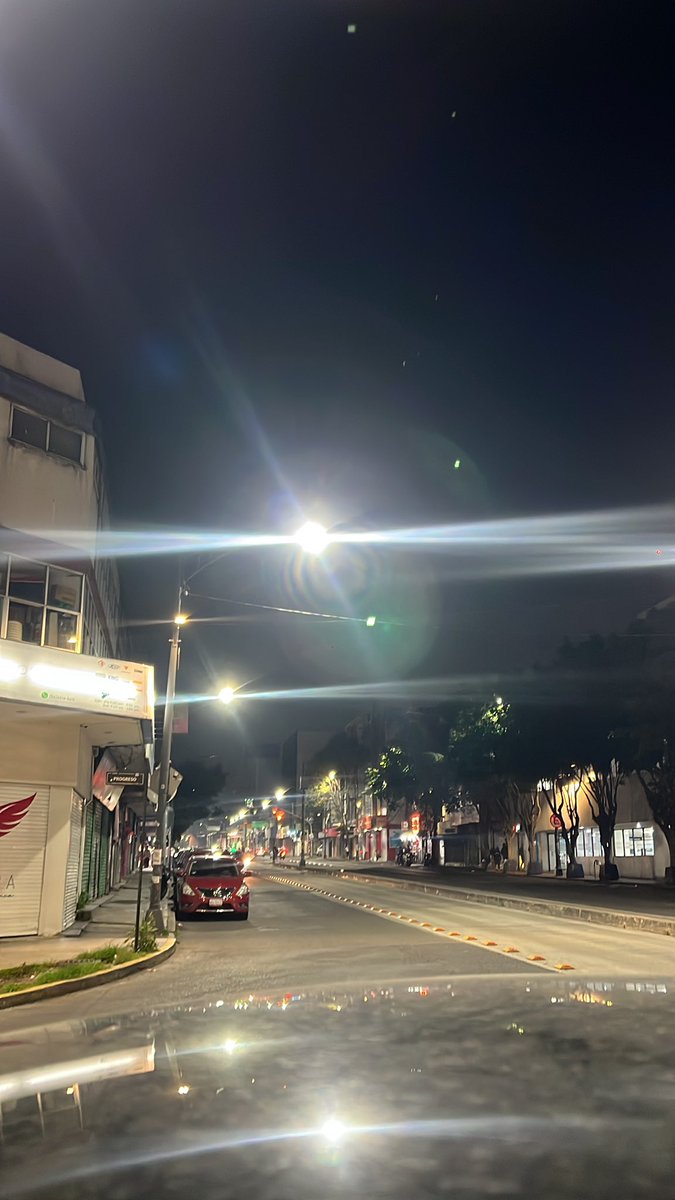 jan_clo's tweet photo. Av. Jalisco 165, Tacubaya, Miguel Hidalgo, 11850 Ciudad de México, CDMX
@SSC_CDMX @OVIALCDMX @C5_CDMX @UCS_GCDMX 

Autos estacionados sobre vialidad primaria, nadie les dice nada.
Casi un tráiler atropella a una señora por culpa de estos autos, a la espera de tránsito. https://t.co/mLtQU0fAO2