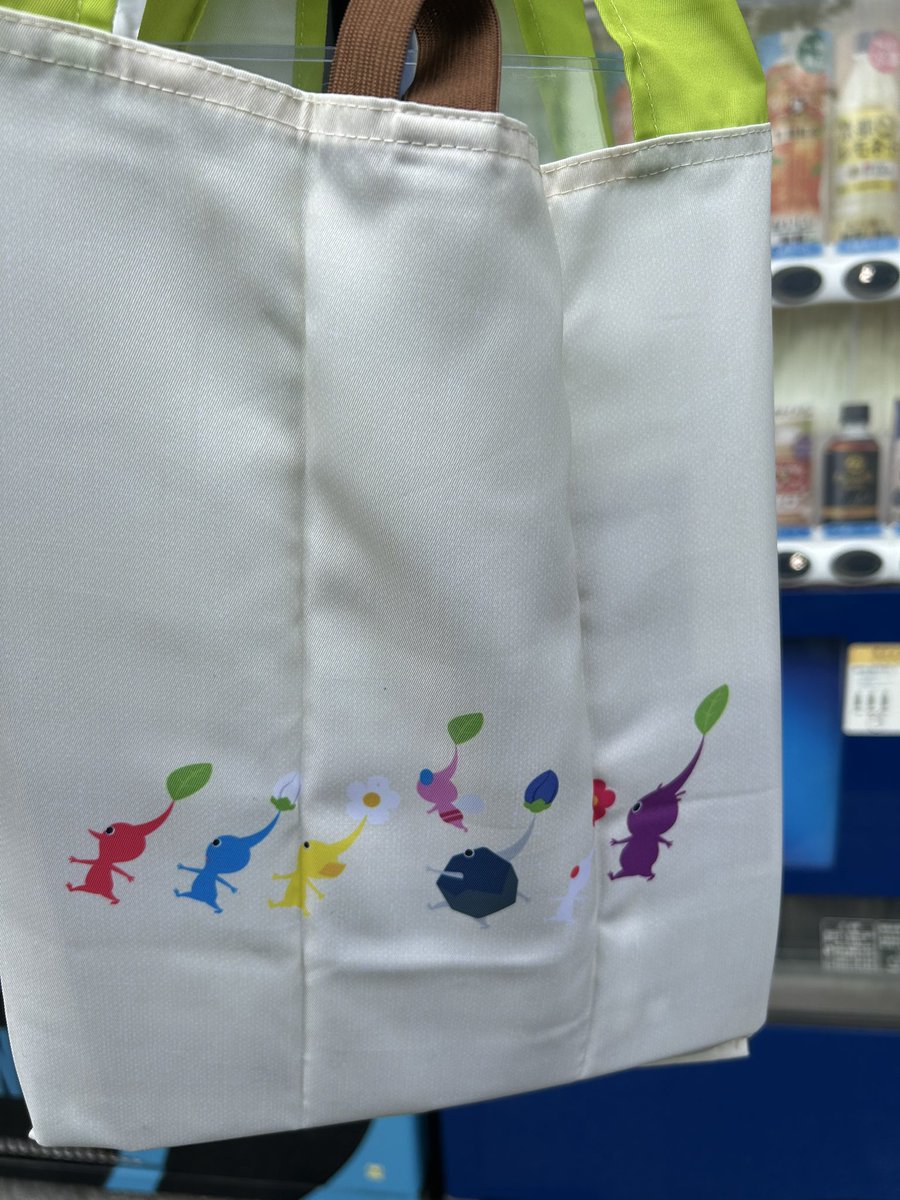 K99398006's tweet photo. @97xuminghao ありがとうございます！今グッズ出口を出て左の突き当たり、川？の付近におります。こちらのバッグを持っています。 https://t.co/FAWERlukzK