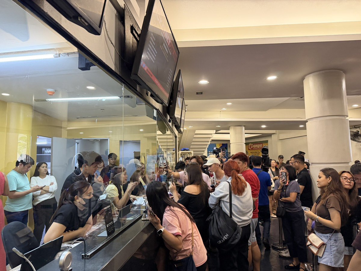 StarMusicPH's tweet photo. Showing up matters! 💛

Fans flocked to the Ticketnet Box Office Yellow Gate to personally purchase their fancon tickets for #DustBiaLoveActually from Bianca and Dustin!

TICKETS OUT NOW:
https://t.co/kBYzUXW6Yp

#DustBia #ABSCBNEvents https://t.co/g7IH5g9z0y