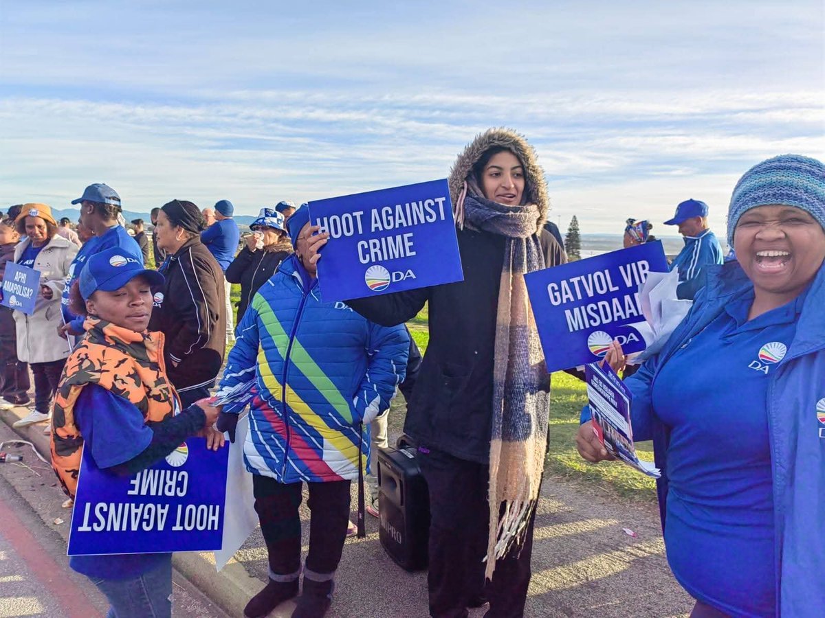 DAEasternCape's tweet photo. The DA held a hoot against crime Stranford Road, Gqeberha to remind residents of our Anti-Crime March in NMB on 10 July 2026 at 10h00.
The march will start at the cnr of Aubrey Road and Amelia Street in Gelvan Park.
Join us and make your voice heard!
#getNMBworkingagain https://t.co/BXitVbe005