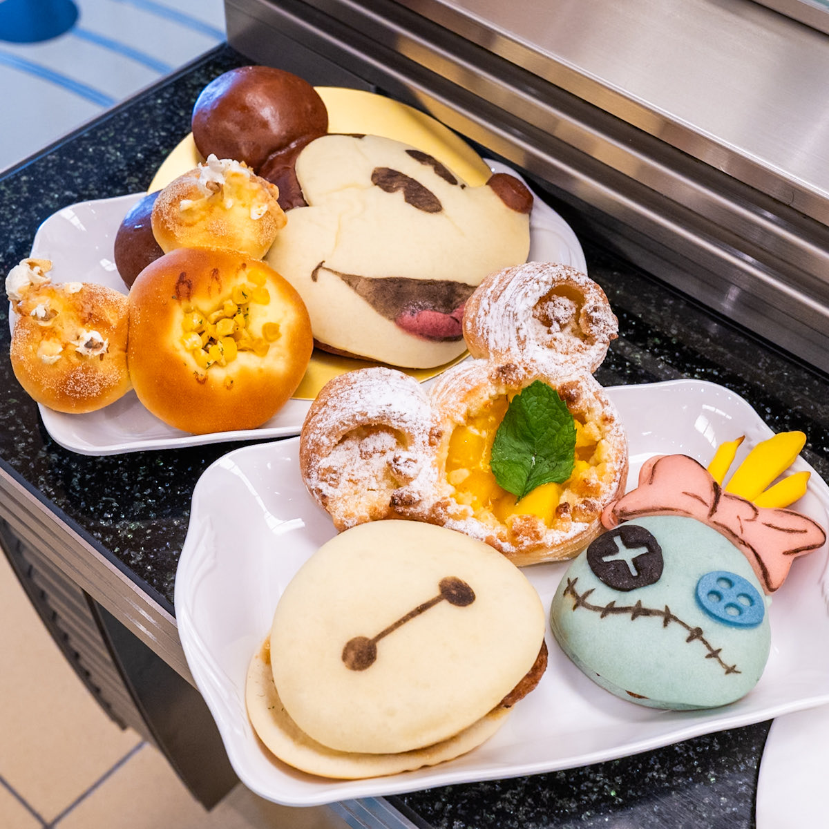 MezzoMikiD's tweet photo. 『リロ＆スティッチ』の"スクランプ"のフローズンブレッドも！
ディズニーアンバサダーホテル
「チックタック・ダイナー」
”トロピカルサマー・フェスティバル”
スペシャルメニューを紹介☆
 https://t.co/yYXswjOSTo https://t.co/93alBZt90p