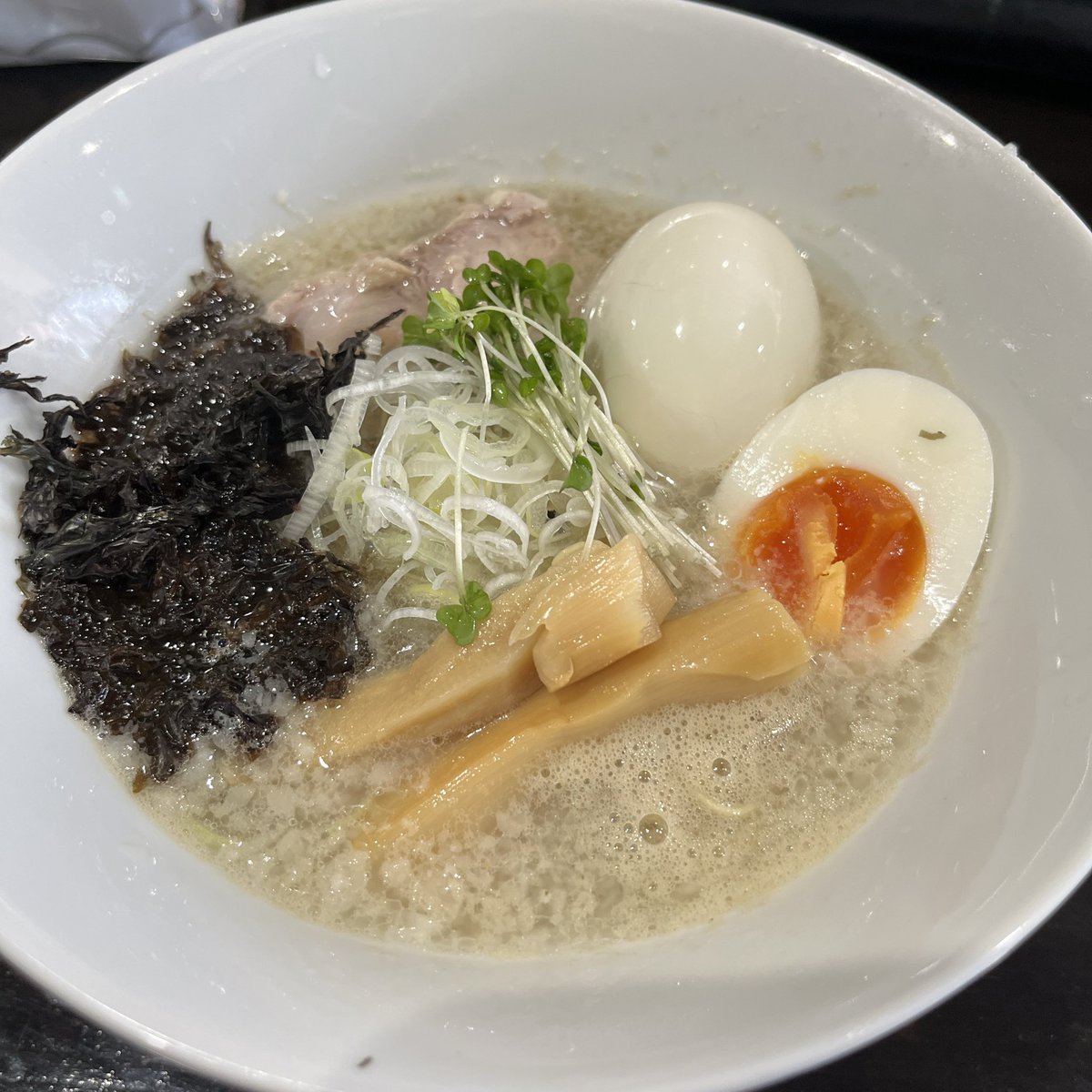 giyasu10's tweet photo. かわなべさんち@八木崎
魚介出汁背脂らぁ麺（塩）
前回醤油だったので今日は塩。
美味かった〜。　
次回は煮干しの醤油。 https://t.co/UVzfy606Ec