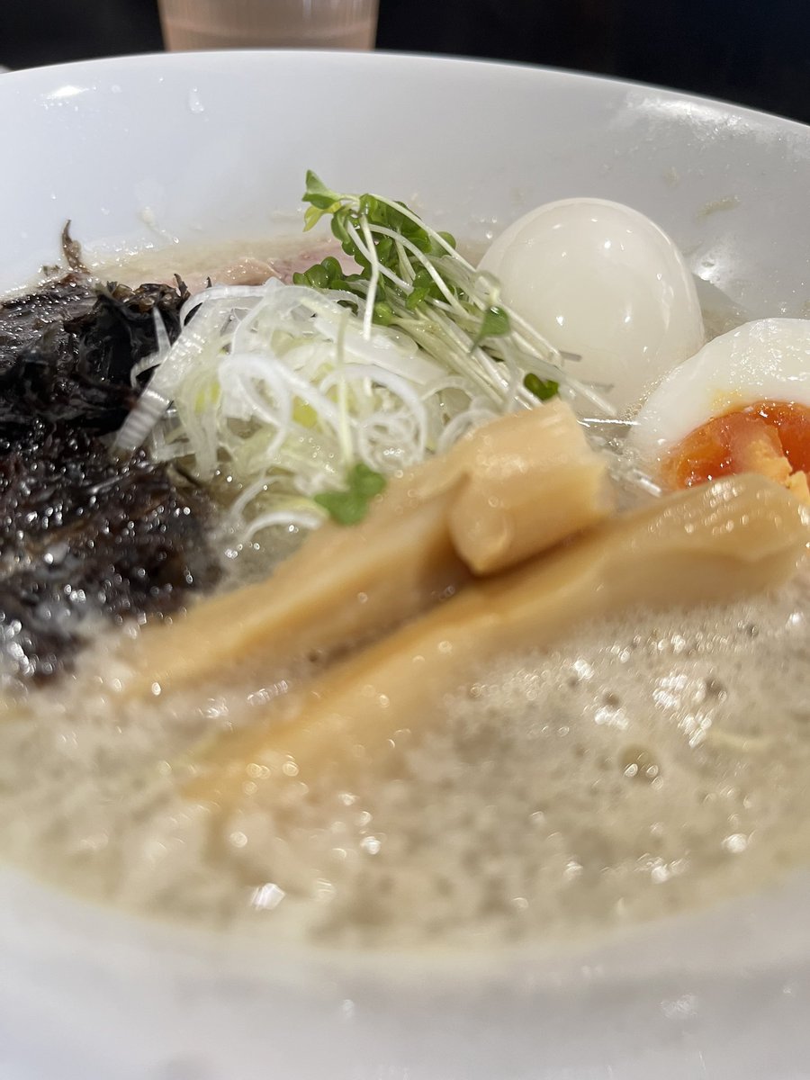 giyasu10's tweet photo. かわなべさんち@八木崎
魚介出汁背脂らぁ麺（塩）
前回醤油だったので今日は塩。
美味かった〜。　
次回は煮干しの醤油。 https://t.co/UVzfy606Ec