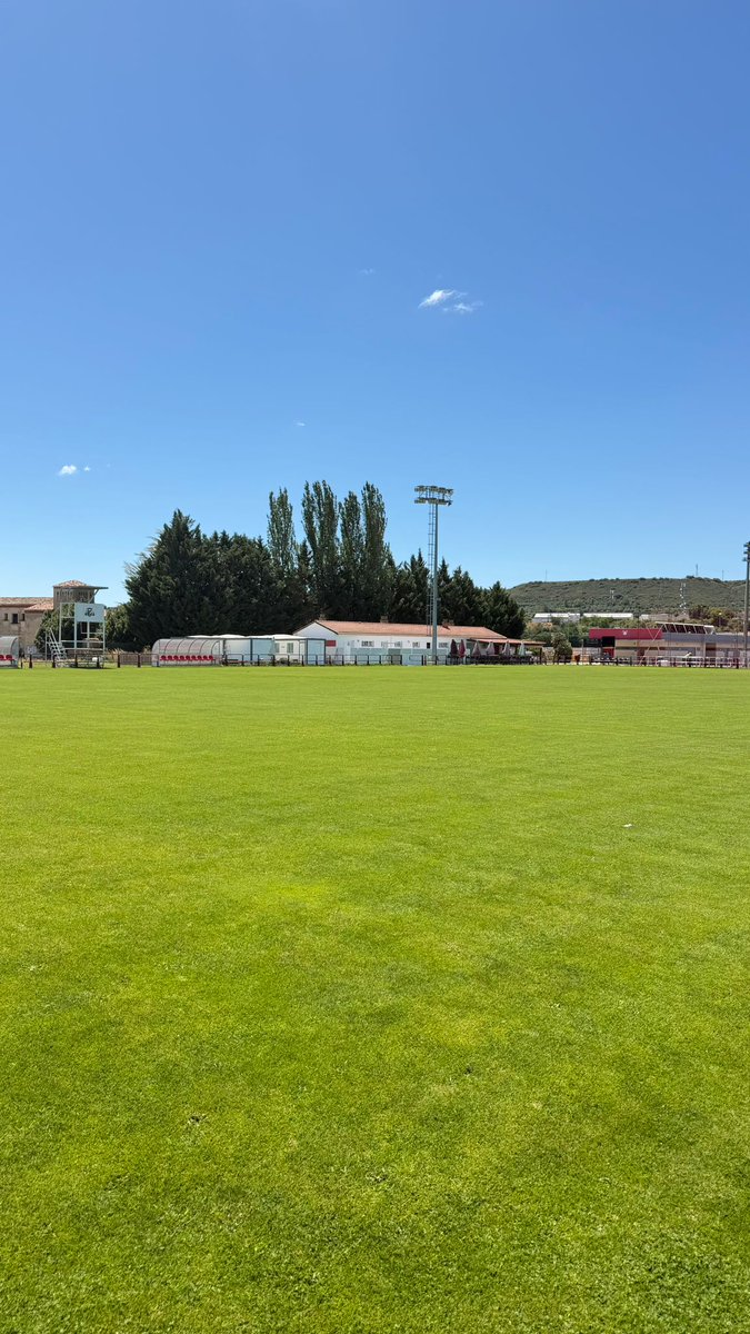 vareaoficial's tweet photo. 🌱❤️🤍 El césped del Ángel Aguado ya presenta un aspecto espectacular

Todo se está preparando para el regreso del equipo y el inicio de una nueva pretemporada. 

¡Cada vez queda menos para volver a rodar! 💪⚽

#VamosVarea ❤️🤍 https://t.co/tHsDgwWeAz