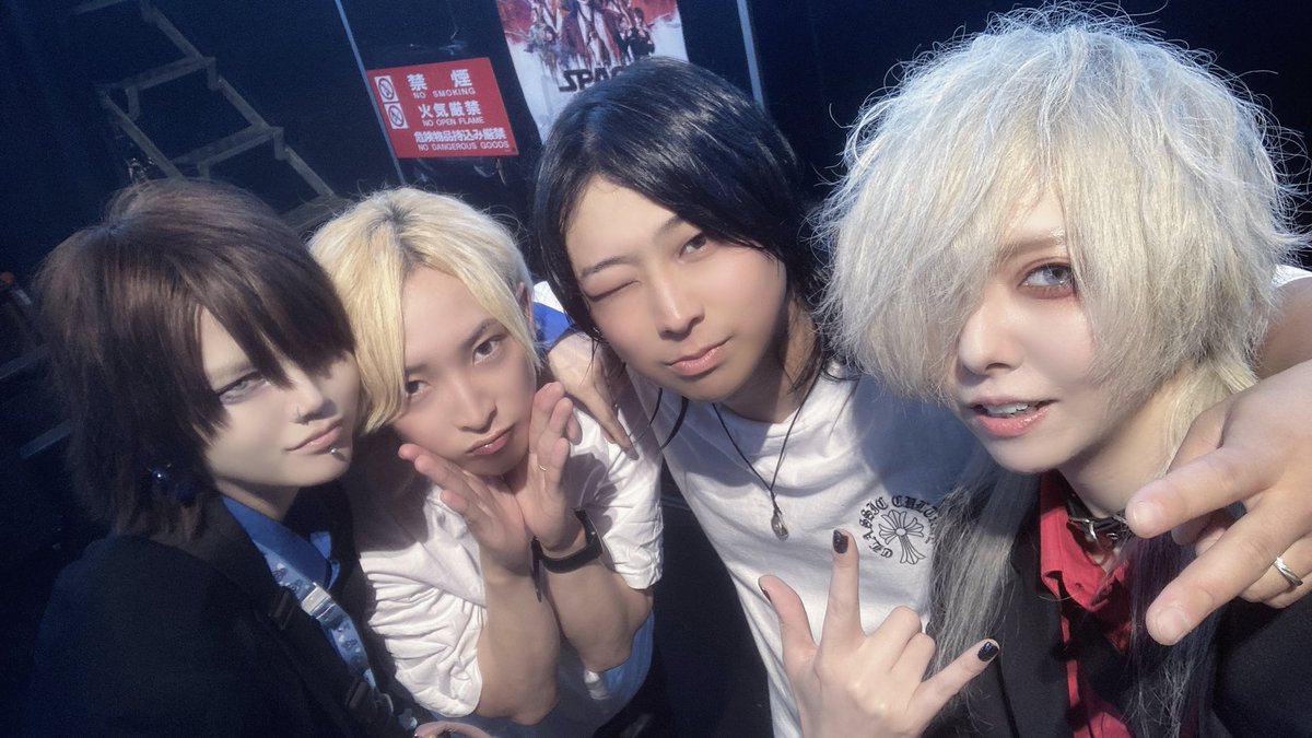 Ruze006's tweet photo. 7/3  灰児亭一門バンド 10周年おめでとうございました🎉
なづるぜも10周年、観てくれたみんなに感謝❤️‍🔥
灰児亭一門バンドの「KAGAYAKESEKAI」をサプライズでカバーさせていただきました！
コラボでギター弾いてくれた拓磨さん、YoshIくんありがとう🎸
すごく楽しくて良きライブでした⚡️
ROCK！逆にね☝️ https://t.co/a10zbi9xUn