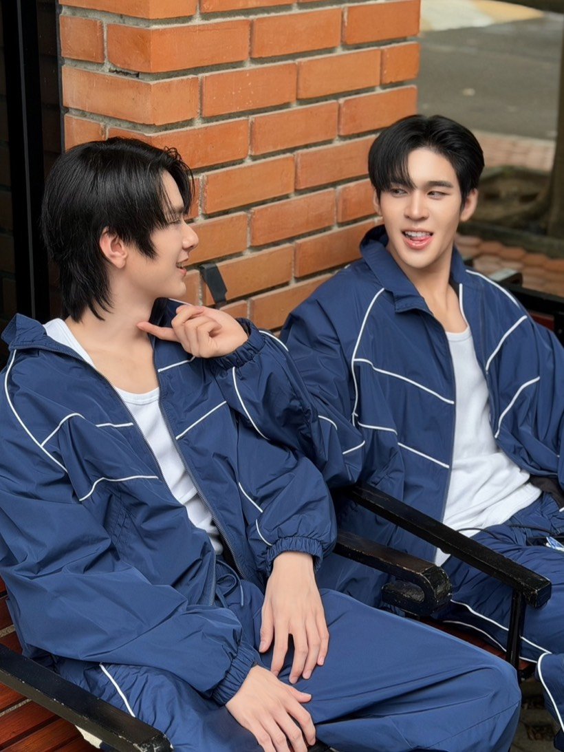 MrFanboySeries's tweet photo. รักสุดใจนายแฟนบอย Mr. Fanboy Series 📸

Q23 รายงานตัวคร่าาา 👋🏻✨

รายงานสภาพอากาศ ณ กองถ่ายวันนี้แม้จะมีฝนตกโปรยปราย แต่เจ๊ก็ไม่เหงาใจนะคะะะ เพราะมีน้องเติร์ด —— น้องว่านมานั่งเล่นกันอยู่ข้าง ๆ สเตชึ่นแต่งหน้าของเจ๊ 🥰

แล้วแฟนบอยส์ แฟนเกิล์วล่ะคะ สภาพอากาศเป็นยังไงบ้าง พอจะสู้สภาพหัวใจคนแถวนี้ได้มั้ยน้าาา อุ้ย 🤭 ว่าแต่น้องเติร์ดแกล้งอะไรน้องว่านเล่นอีกแล้วคะนั้นน ทะนุมถนอมลูกเจ๊หน่อยเหอะะะ 😠

MR FANBOY Q23
#รักสุดใจนายแฟนบอยQ23