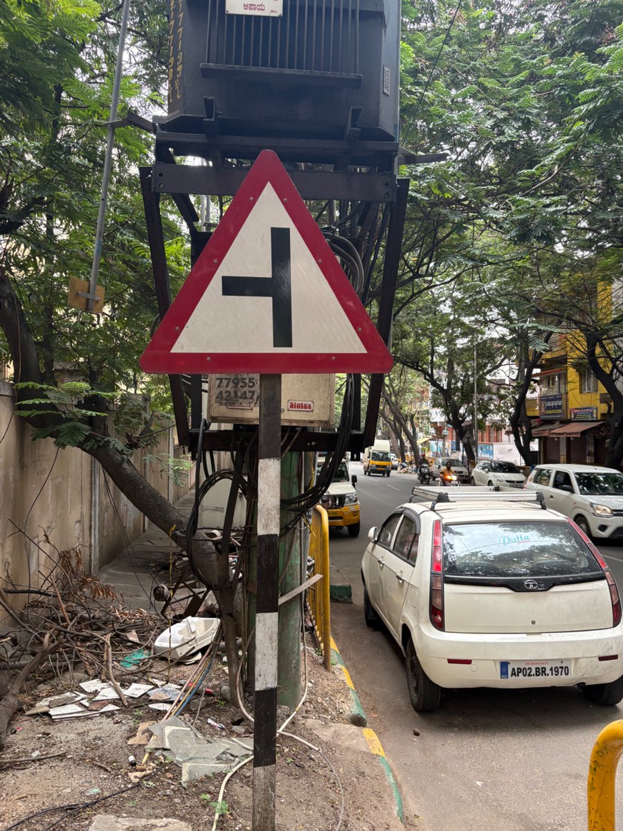 ARPAN__G's tweet photo. I hope Bescom encroachment of footpath also gets cleared. Location: Opposite Ashoka heights apartments, Mahalakshmi Layout 

@krishnabgowda @GBA_office @ChristinMP_ https://t.co/N21Jfogv8D