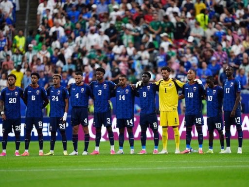 moneyinfo_stock's tweet photo. カーボベルデのW杯は終わった。
でも、彼らが残したものは「小国の奇跡」では片づけられない。

人口わずか50万人ほどの国が、アルゼンチン相手に延長戦まで持ち込み、二度追いついた。

支配率は36%。
それでもシュート15本、枠内5本、コーナー8本。
GKに7本ものセーブを強いた。

これは守って耐えただけの試合ではない。
限られた時間で前へ出て、相手ゴールに迫り続けた120分だった。

カーボベルデの強さは、スターの数ではない。

欧州で鍛えられた選手たち。
全員が役割を理解した守備組織。
奪った瞬間に迷わず前へ出るトランジション。
セットプレーで相手を苦しめる現実的な強さ。
そして、国を背負って最後まで折れない精神力。

アルゼンチンにはメッシがいた。
ラウタロがいた。
マック・アリスターがいた。
エンソがいた。
世界のトップレベルで戦う選手たちが並んでいた。

一方のカーボベルデに、世界的なスターはいない。

それでも彼らは、世界王者級の相手を最後まで苦しめた。

なぜか。

それは、現代サッカーでは国の人口やスターの数だけで勝負が決まらないからだと思う。

育成、戦術、分析、準備、組織、そして覚悟。

その全てを積み上げれば、小さな国でも世界を揺さぶることができる。

日本も、このカーボベルデから学べることがある。

日本には彼らよりも大きな競技人口があり、育成環境があり、資金もある。

だからこそ、ただ「善戦した」で終わってはいけない。

カーボベルデが教えてくれたのは、弱者の戦い方ではない。

限られた資源を最大化し、国の全てをひとつのチームに変える方法。

そして、格上相手でも最後まで勝ちに行く姿勢。

W杯は、国の大きさを競う舞台ではない。
夢の大きさと、その夢を信じ切れる強さを競う舞台だ。

カーボベルデ、ありがとう。
あなたたちは敗れたのではなく、世界に名前を刻んだ。🇨🇻⚽️