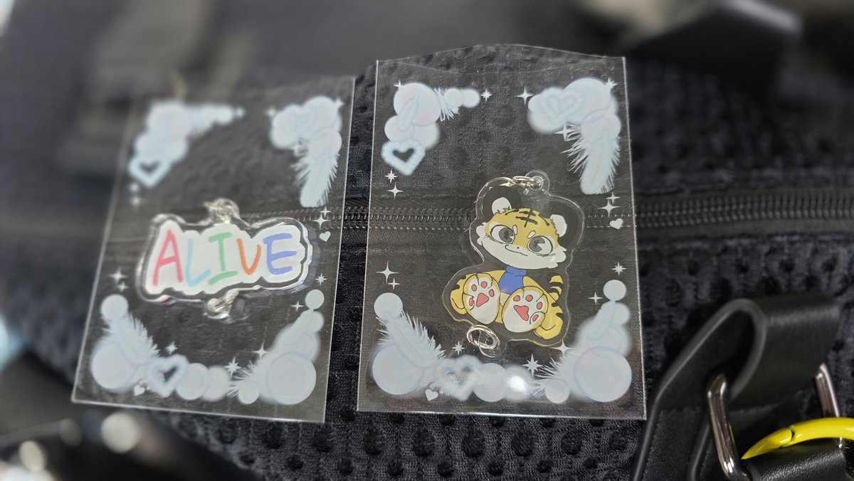 chisato_sj's tweet photo. 交換希望

ALIVE ドンへ
チャーム

求 ハートがついてる
お花と
英語表記ドンへ

譲 写真
ALIVE
トラ

交換できる方いませんか? https://t.co/DStHtNqi0J