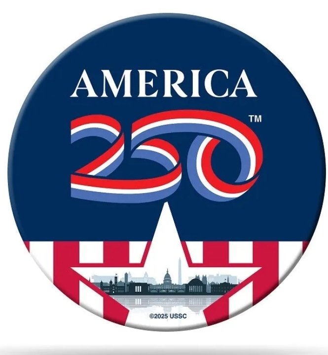 SimoPillon's tweet photo. Oggi l'America compie 250 anni.
La rivoluzione americana è molto diversa da quella francese.
I padri fondatori degli Stati Uniti erano in larga parte credenti e comunque ben sapevano che l'uomo è fallace. Ecco perchè costruirono una democrazia  con pesi e contrappesi, in cui ci fosse spazio per tutti ma nessuno avesse il potere assoluto.
I giacobini anticristiani invece trassero ispirazione dai falsi lumi e dal mito del buon selvaggio e fondarono un regime solo formalmente democratico, in cui il dissente doveva essere ghigliottinato.
Ecco perchè gli Stati Uniti hanno compiuto 250 anni e la Francia democratica e rivoluzionaria è finita con un imperatore in esilio dopo neppure 30 anni.
Al giacobinismo si ispirò anche il comunismo, coi bei risultati che tutti conosciamo (cfr URSS e dintorni)
In definitiva, ha ragione Trump quando dice che puoi essere un comunista o un patriota, ma non puoi essere entrambi.
Auguri, America!