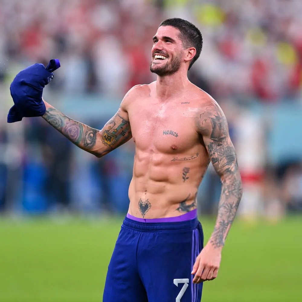 uncafeconchris's tweet photo. 🇦🇷🔥 Rodrigo De Paul demuestra que no hace falta llevar la cinta de capitán para convertirse en uno de los jugadores más queridos de Argentina.
Si el talento enamora, la actitud termina de conquistar. 💙🤍
#uncafeconchris #RodrigoDePaul #LaScaloneta #FIFAWorldCup2026 🇦🇷⚽🔥 https://t.co/jGwWpr7gH3