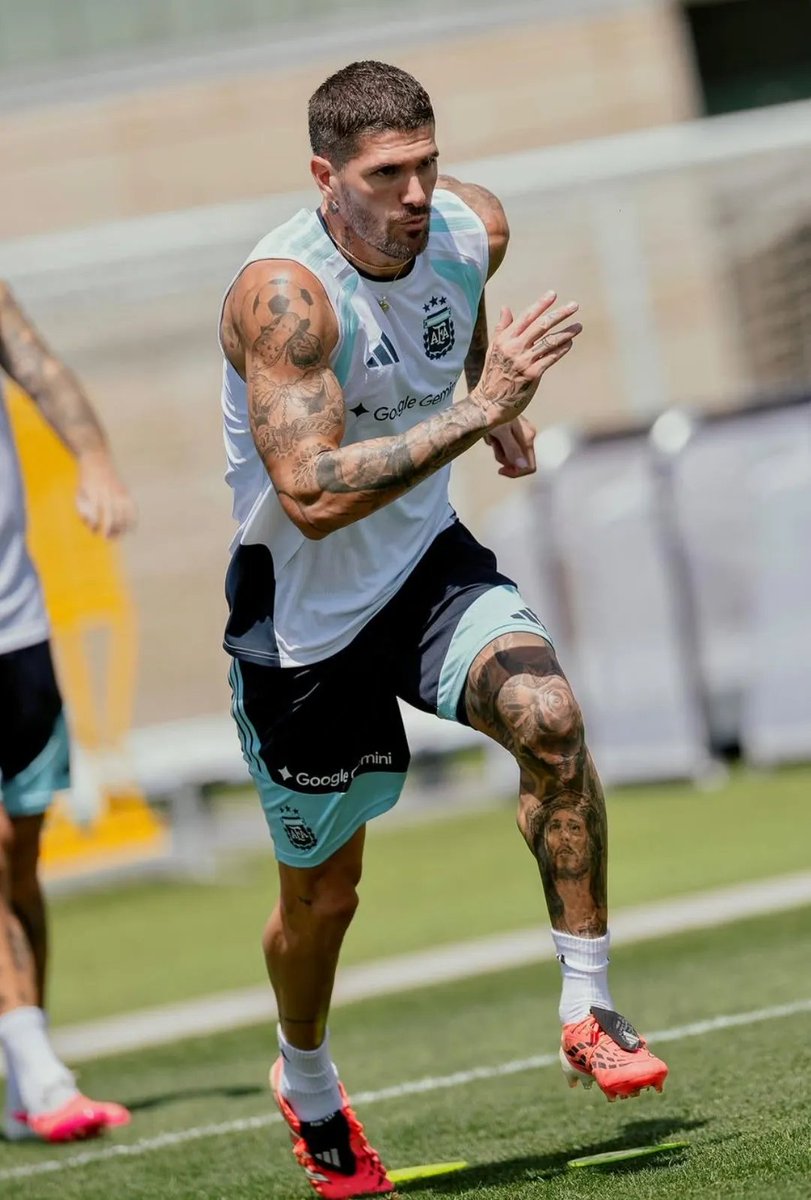 uncafeconchris's tweet photo. 🇦🇷🔥 Rodrigo De Paul demuestra que no hace falta llevar la cinta de capitán para convertirse en uno de los jugadores más queridos de Argentina.
Si el talento enamora, la actitud termina de conquistar. 💙🤍
#uncafeconchris #RodrigoDePaul #LaScaloneta #FIFAWorldCup2026 🇦🇷⚽🔥 https://t.co/jGwWpr7gH3