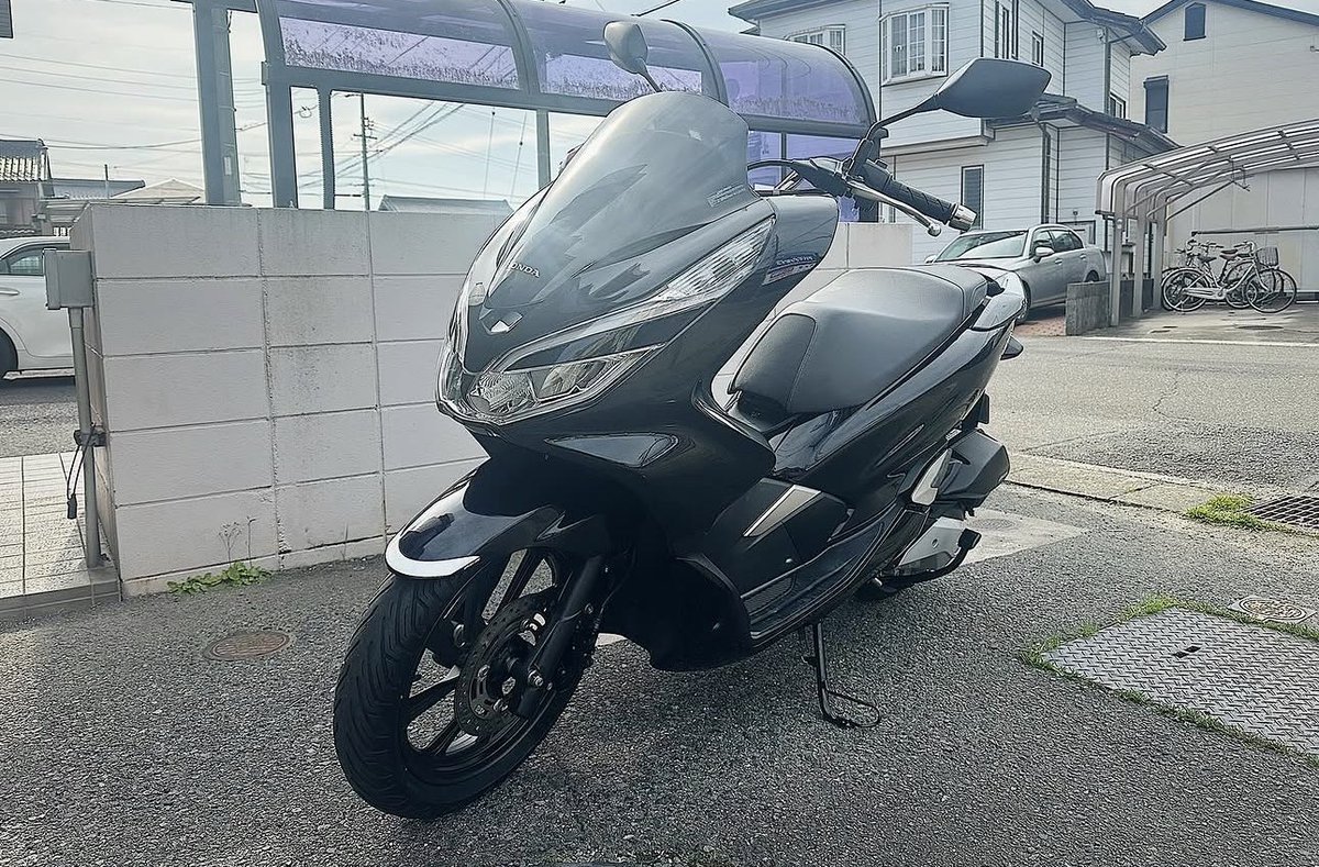 jidoushatounan's tweet photo. 【バイク盗難情報】愛知県弥富市鯏浦町でホンダ PCX125の盗難被害がありました！
近隣の方はご注意ください！

■車種：ホンダ PCX125
■日時：22026年6月24日 23:00 〜 2026年6月25日 7:00
■被害場所：愛知県弥富市鯏浦町上六 家の横
■ナンバー：あま市 V 422 (ご当地ナンバー)
■特徴：デッカい四角いリアBOX・左側のカウルやスタンドに転倒による傷・割れが酷い。右側にも転倒よるマフラーカバーに傷・ハンドル左にスマホホルダー。

■オーナー（投稿主）：似たバイクを見かけたなど、どんな些細な事でも良いので教えて頂けると助かります。
■オーナー（投稿主）連絡先：(TikTok) @user1141534693371

詳細URLと拡散用動画はリプ欄です
#拡散希望 ご協力お願いします！