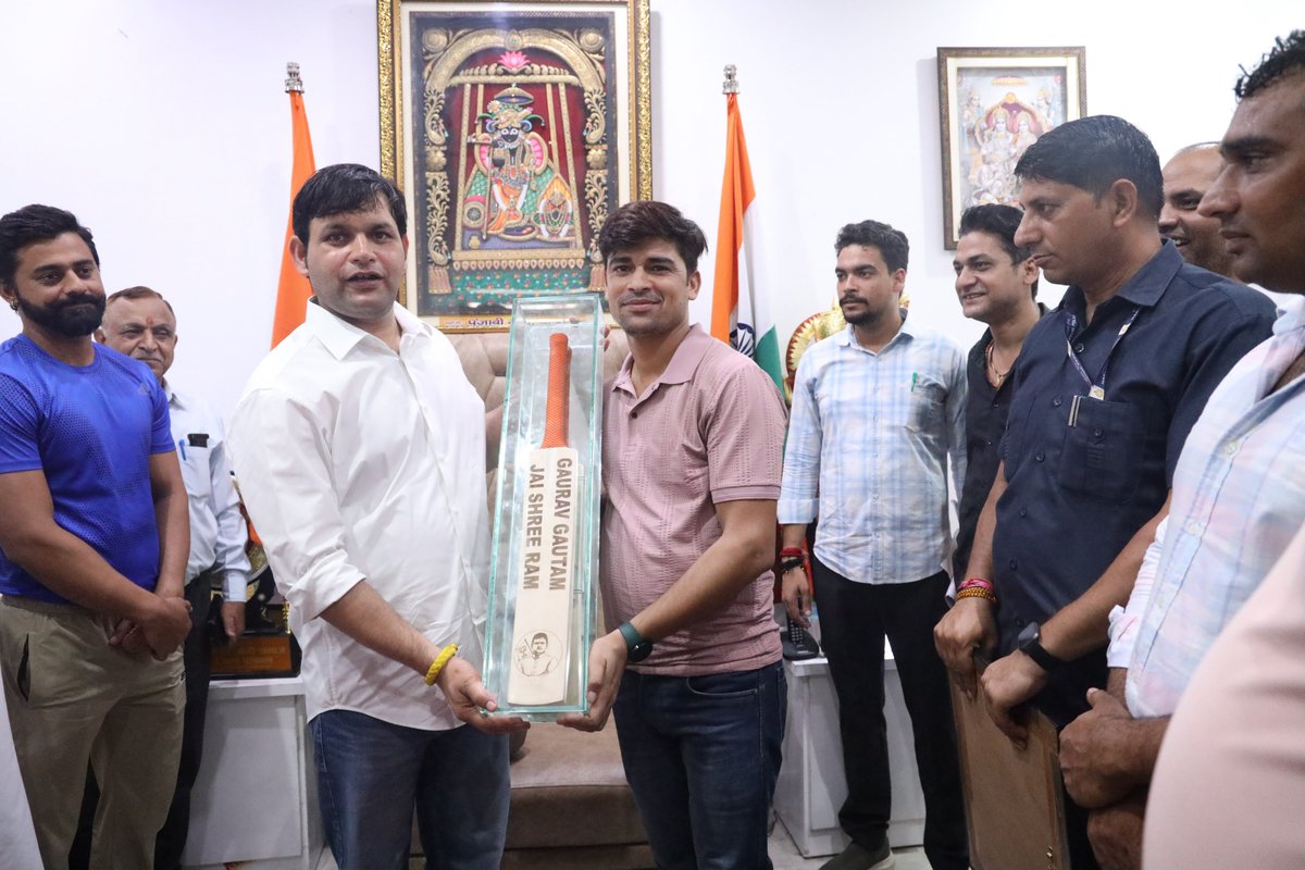 GauravgGautam's tweet photo. संगठन हमारा आधार, सेवा हमारा संस्कार।

आज अपने निवास पर आयोजित नियमित जनदर्शन कार्यक्रम में विभिन्न क्षेत्रों से आए नागरिकों से आत्मीय मुलाकात कर उनकी समस्याओं को गंभीरता से सुना। जनहित से जुड़े प्रत्येक विषय पर त्वरित संज्ञान लेते हुए संबंधित अधिकारियों को प्रभावी एवं समयबद्ध समाधान सुनिश्चित करने के निर्देश दिए।

जनसेवा हमारे लिए केवल दायित्व नहीं, बल्कि समाज के प्रति हमारी संवेदनशीलता, जवाबदेही और सुशासन के प्रति अटूट प्रतिबद्धता का प्रतीक है। जनता का विश्वास और आशीर्वाद ही हमें निरंतर जनहित में कार्य करने की ऊर्जा एवं प्रेरणा प्रदान करता है।

हमारा संकल्प स्पष्ट है — हर नागरिक की समस्या का त्वरित समाधान तथा क्षेत्र के समग्र विकास हेतु निरंतर प्रयास।

@NayabSainiBJP @BJP4Haryana

 #Haryana #PublicService #GoodGovernance