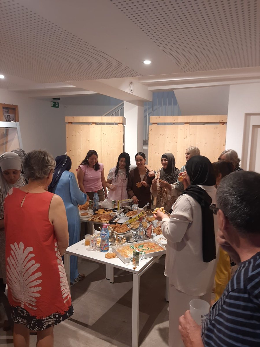 lallacuna's tweet photo. El passat 17 de juny es va organitzar la trobada de final de curs del programa del Voluntariat per la llengua (VxL), programa per fomentar la cohesió social i la promoció del català com a llengua comuna. 

A l’octubre és previst iniciar una nova edició de parelles lingüístiques. https://t.co/sZorHDugKa